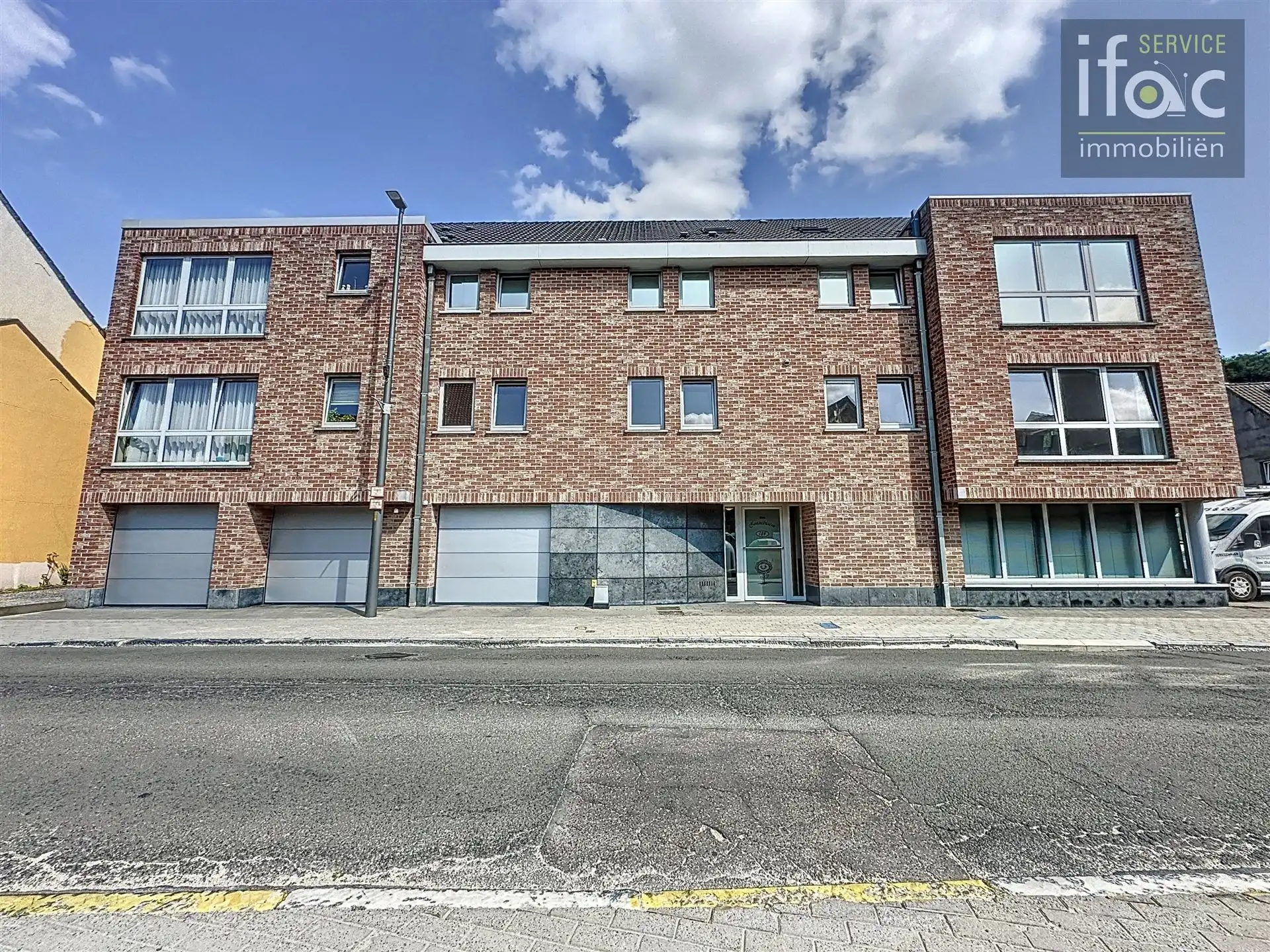 Kleine kantoorruimte te huur, ideaal voor vrije beroepen. foto {{pictureIndex}}