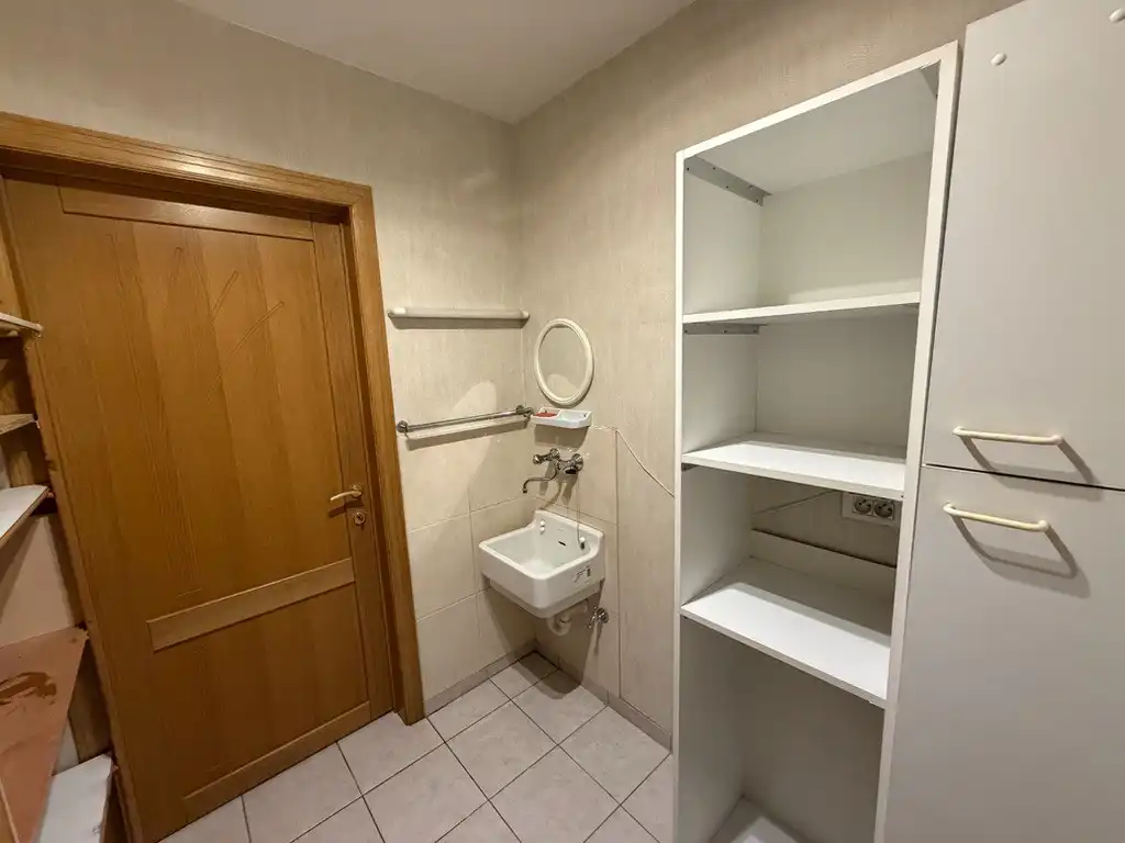 Genk-centrum, Oude Markt 4 bus 11: Ruim en energiezuinig appartement (133 m²) met 2 slaapkamers, overdekt terras, dubbele autostaanplaats en kelderberging. foto 24