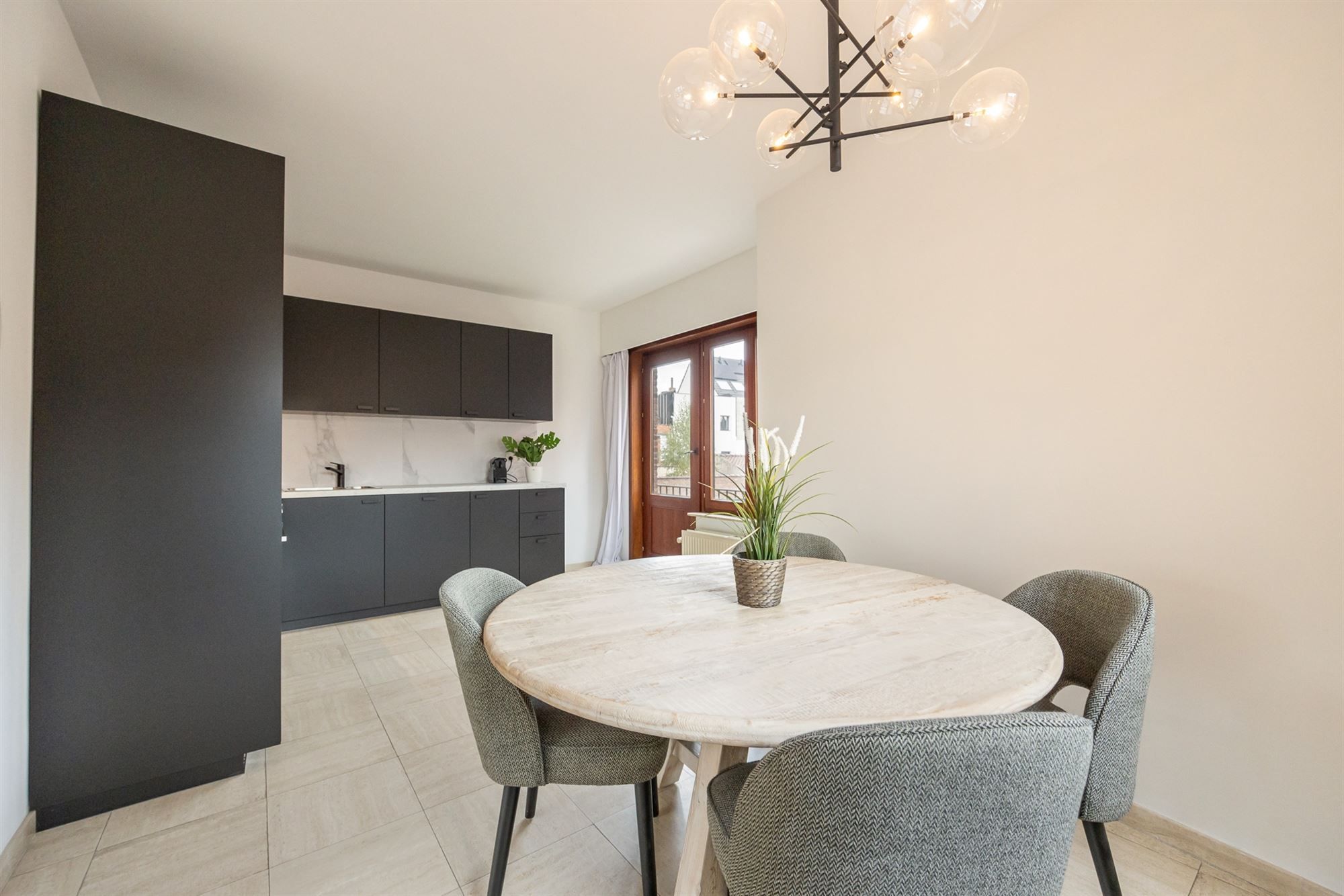 Gezinswoning woning met drie slaapkamers en tuin foto 5