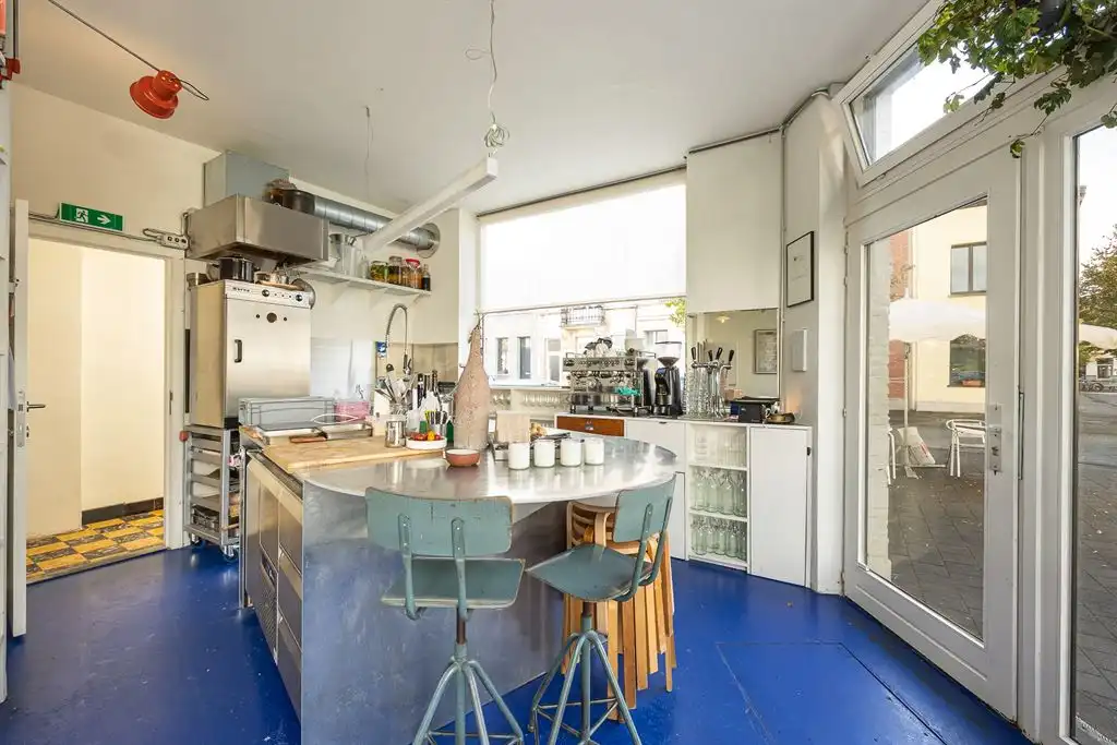Verhuurd Handelspand en gerenoveerd appartement foto 4