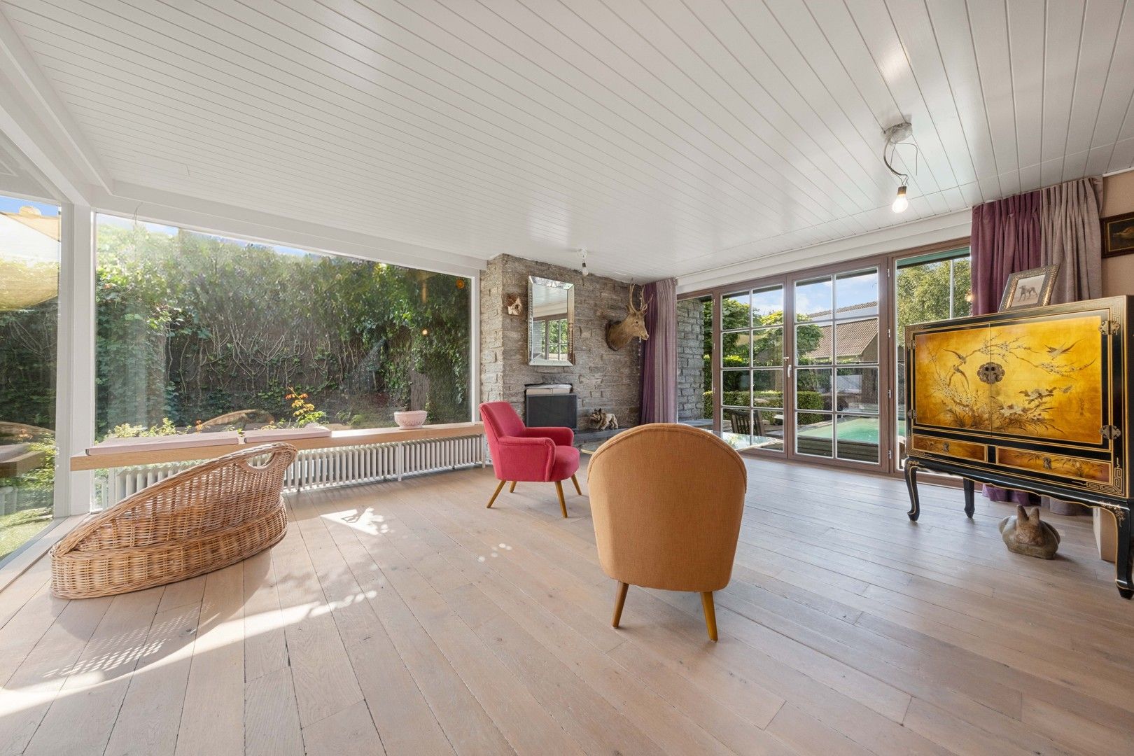 Instapklare bungalowvilla met zwembad en tijdloze architectuur. foto 9