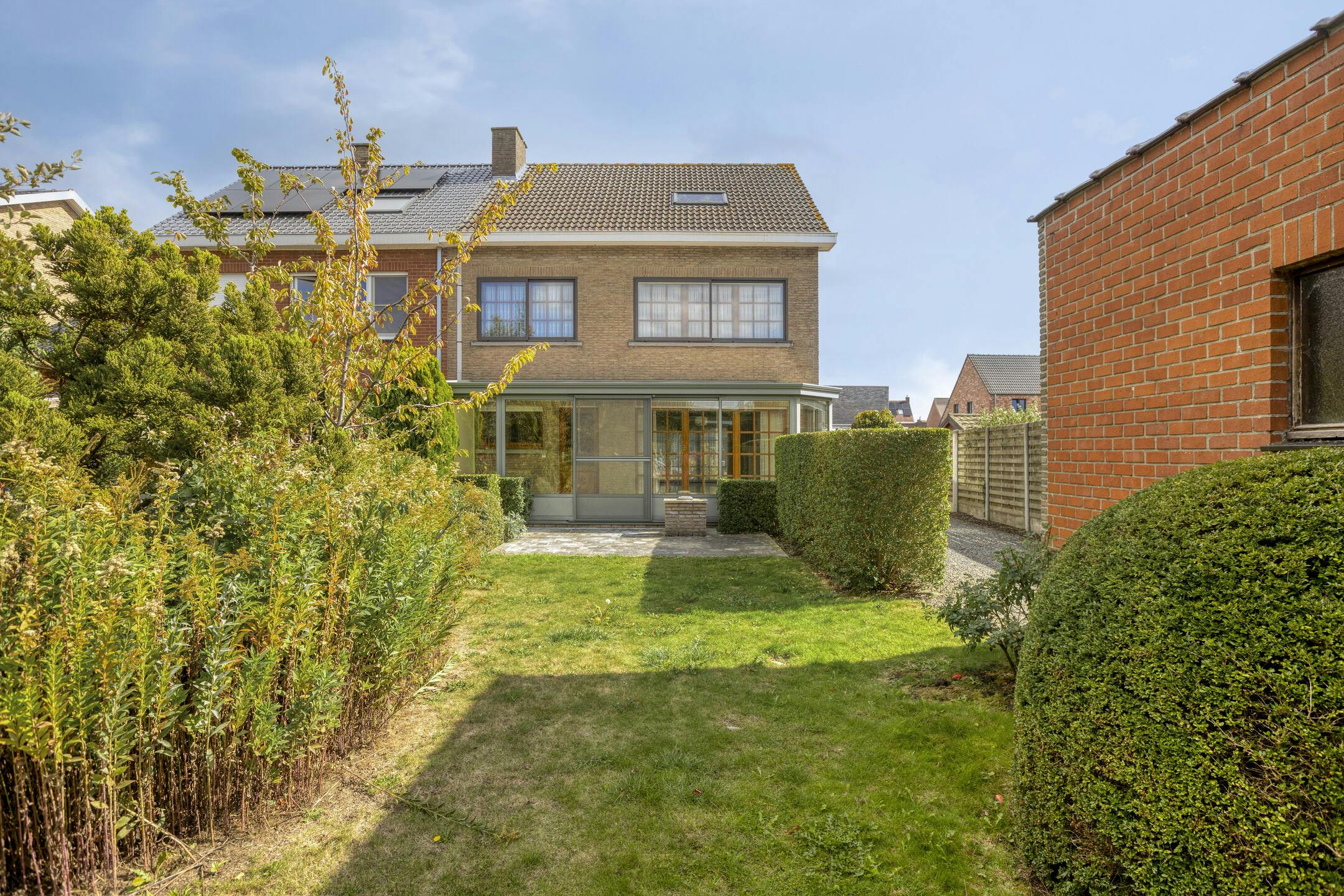 Halfopen huis te koop in Ieper met 4 kamers, tuin en garage foto 3