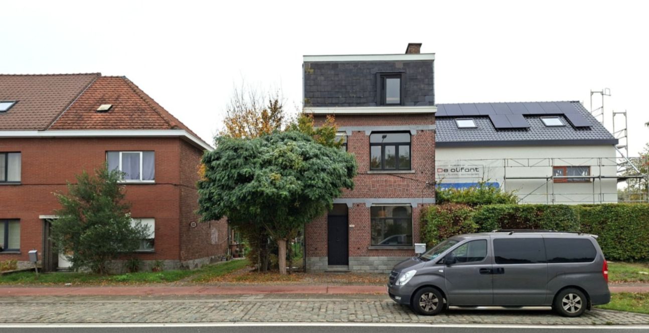 Licht te renoveren woning / 4 slaapkamers en tuin / centrale ligging foto {{pictureIndex}}
