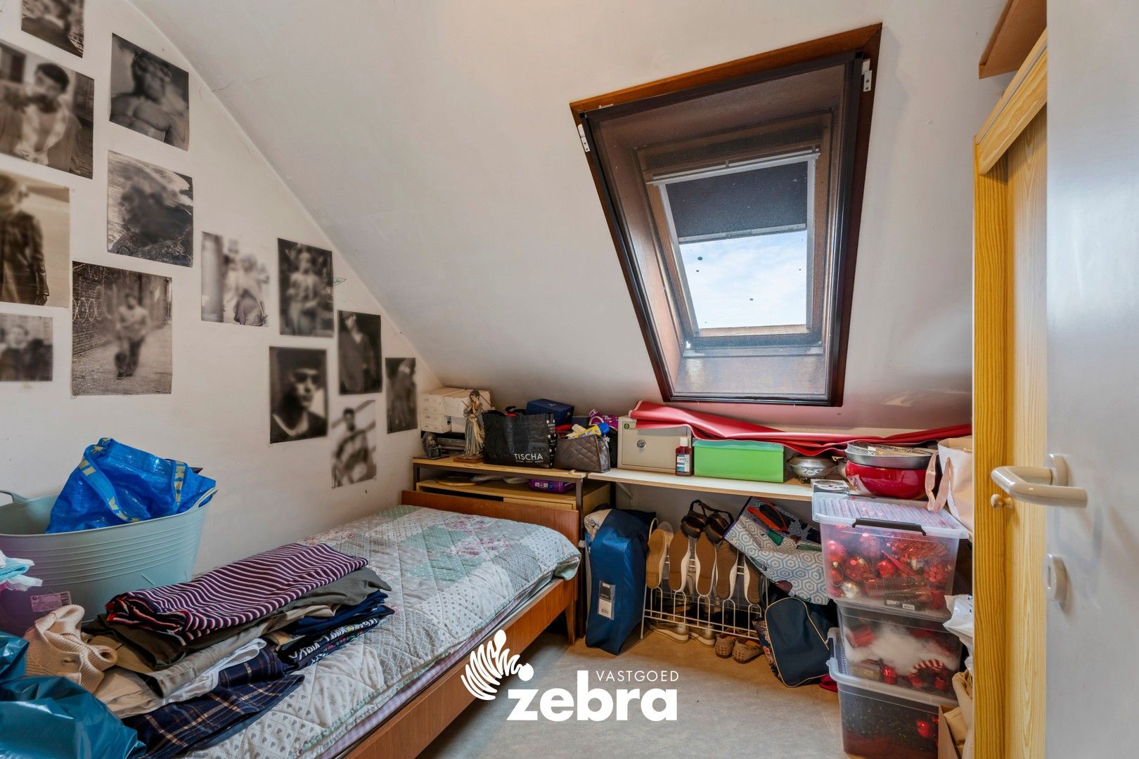 Licht op te frissen woning met drie slaapkamers, garage en uitweg te Rumbeke! foto 12