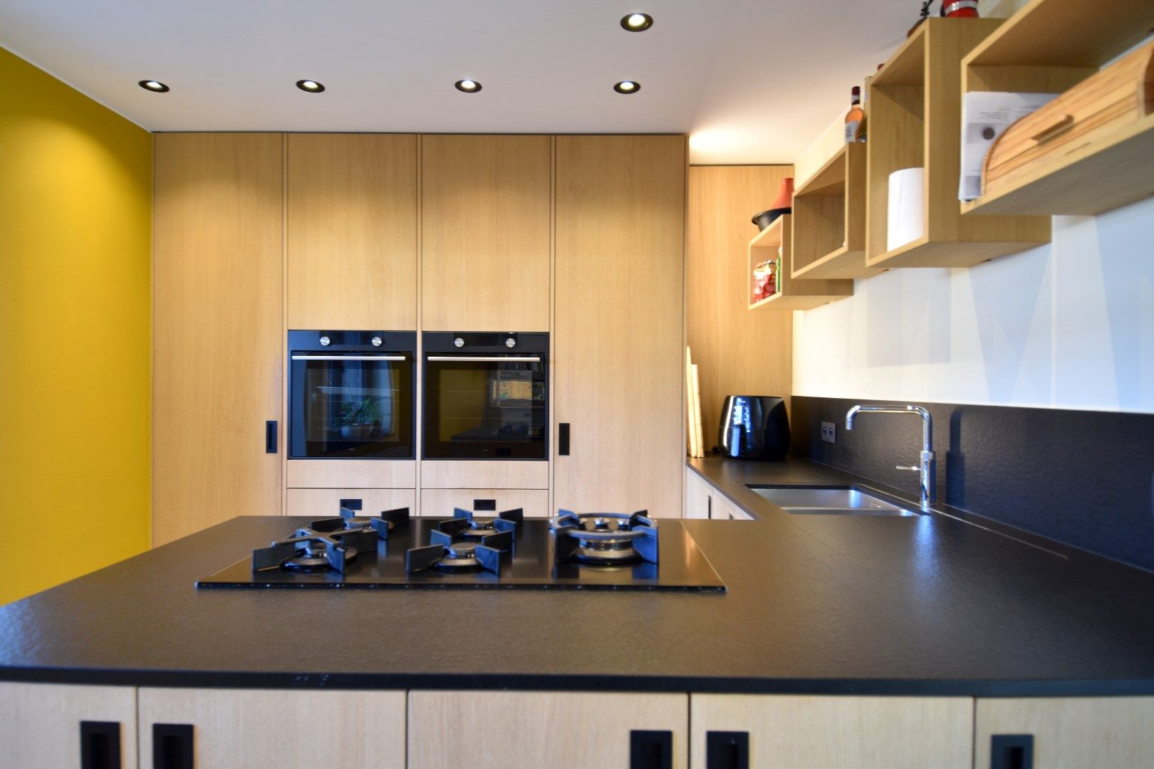 Karaktervolle burgerwoning met 2 slaapkamers, garage/werkplaats en zonneterras in hartje Kortrijk te koop foto 9