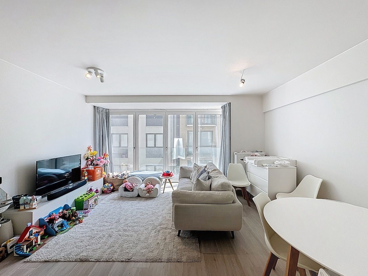 Quasi nieuwbouwappartement (A-Label) met zijdelings zeezicht te Duinbergen foto 2