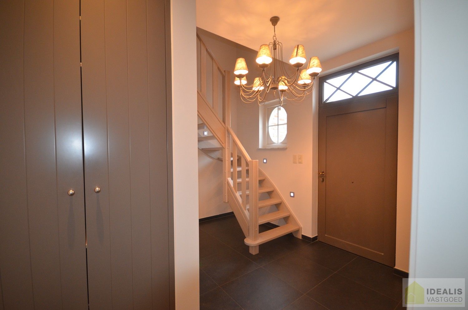 LUXUEUS AFGEWERKTE VILLA IN ZEER GOEDE STAAT! Deze ruime woning omvat o.a. een grote leefruimte, ruime keuken met bergplaats, wasplaats, 3 slaapkamers, ruime badkamer, inpandige garage en bergzolder! De villa is gelegen op een perceel met een opp. +/-13a dat volledig is aangelegd en omheind! Zeer geschikt voor kandidaten op zoek naar een rustig, doch centraal gelegen instapklare woning. foto 5