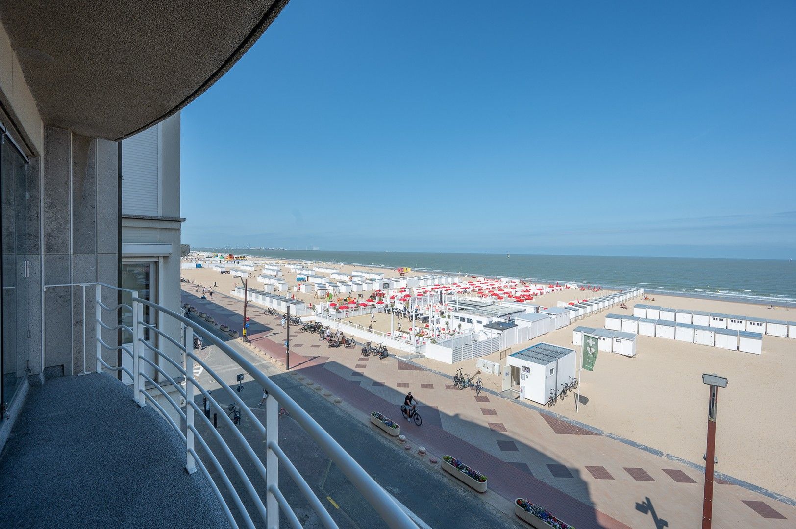 Prachtig appartement op de zeedijk in het Zoute met een gevelbreedte van 8 meter genietend van een panoramisch zeezicht foto 8