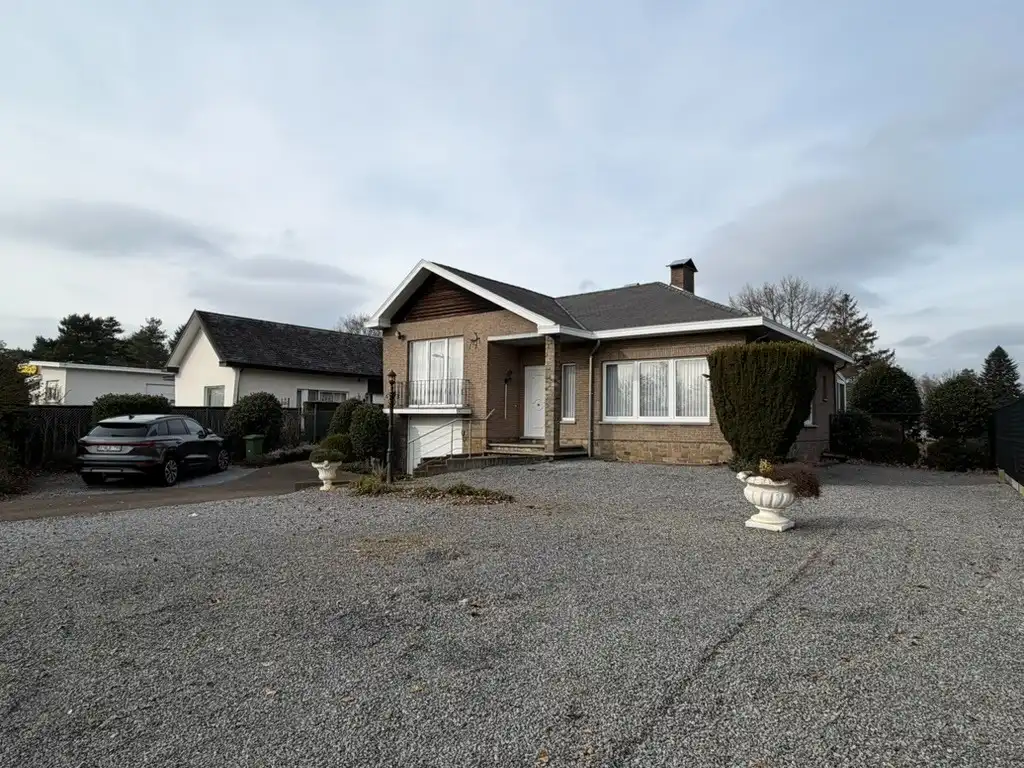 Genk – Hasseltweg 116: Op te frissen woning met 3 slaapkamers, inpandige garage, kelder, tuin en ruime parking aan de voorzijde foto 2