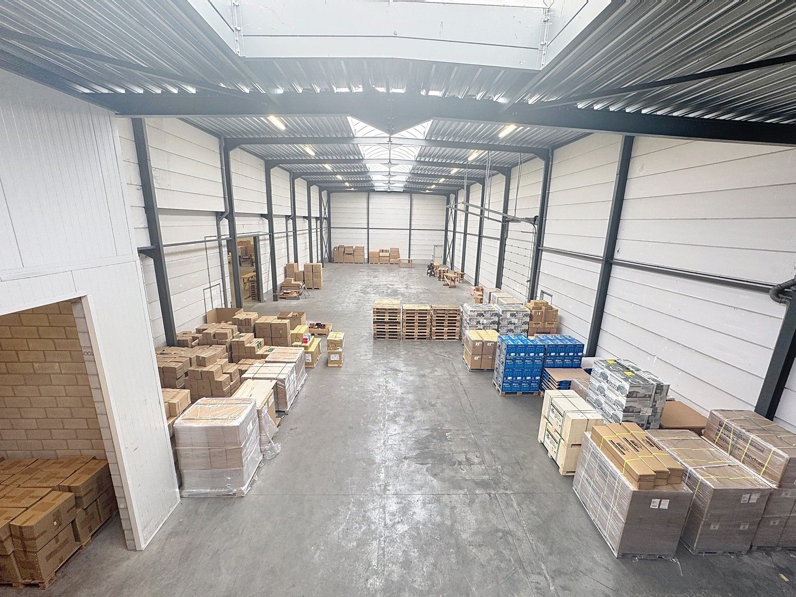 Instapklaar LOGISTIEK MAGAZIJN met laadkade en tussenverdieping te huur op industriezone te Beernem. foto 10