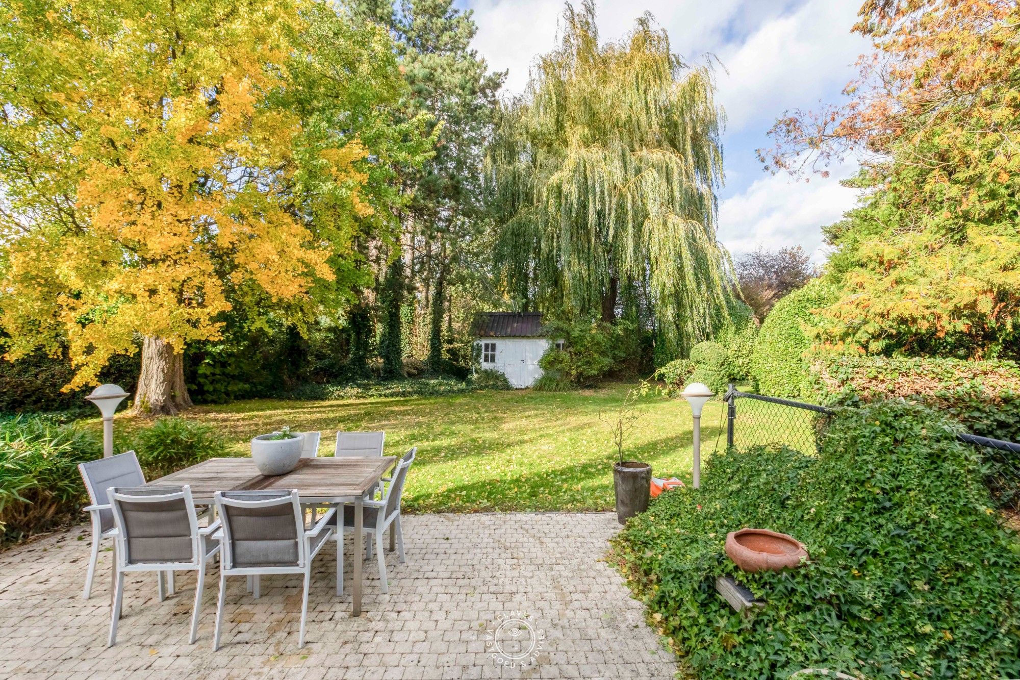 Open bebouwing omgeven door een prachtige tuin foto 4