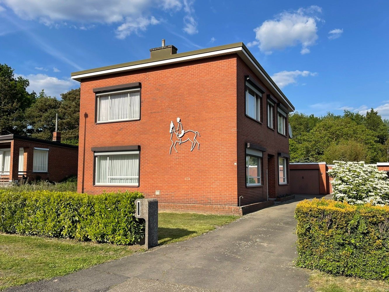 Hoofdfoto van de publicatie: Genk, Gansenwijer 12. Ruime woning met 4 slaapkamers, bureau, veranda, garage, tuinhuis en grote tuin op een perceel van 27a 08ca.