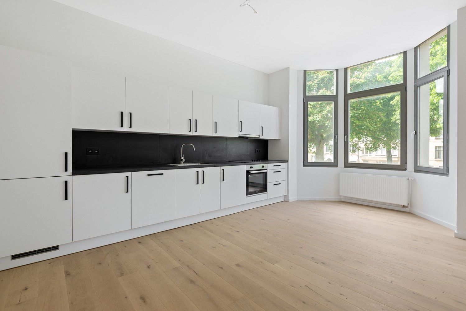 Prachtig gerenoveerd appartement met 2 slaapkamers in rustige straat te koop te Antwerpen foto 2