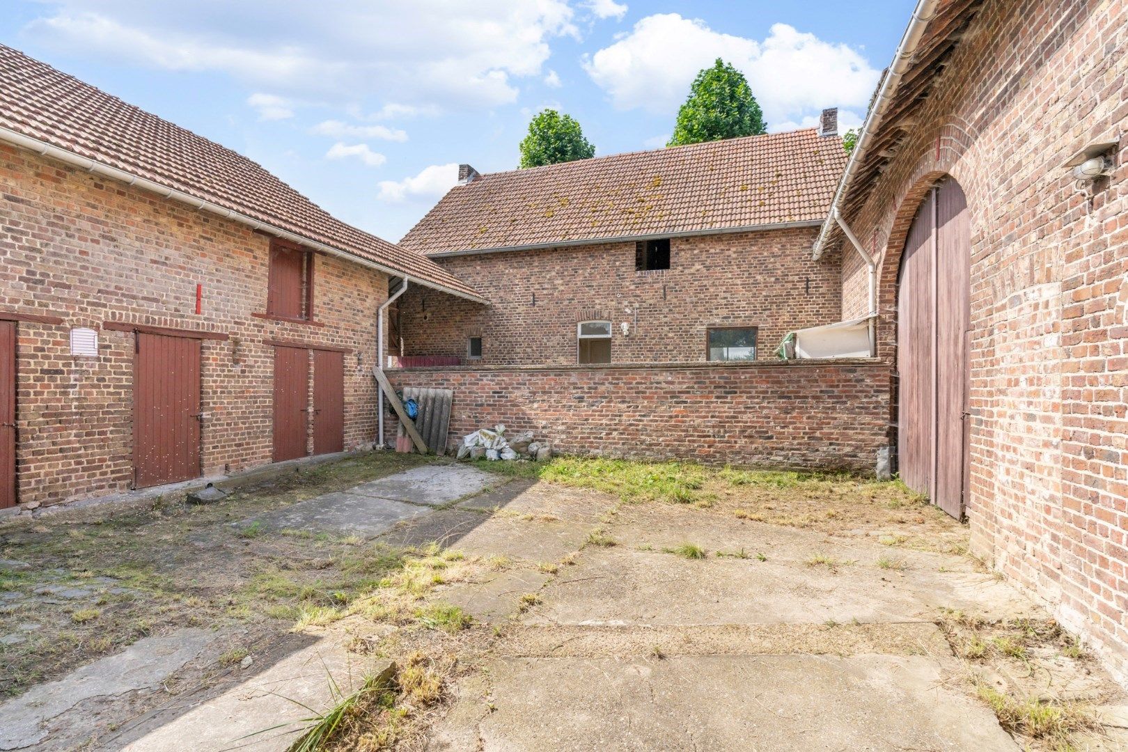 Te renoveren hoeve op een prachtige perceel van 23a 05ca, met weids zicht op de achtergelegen boomgaarden foto 23