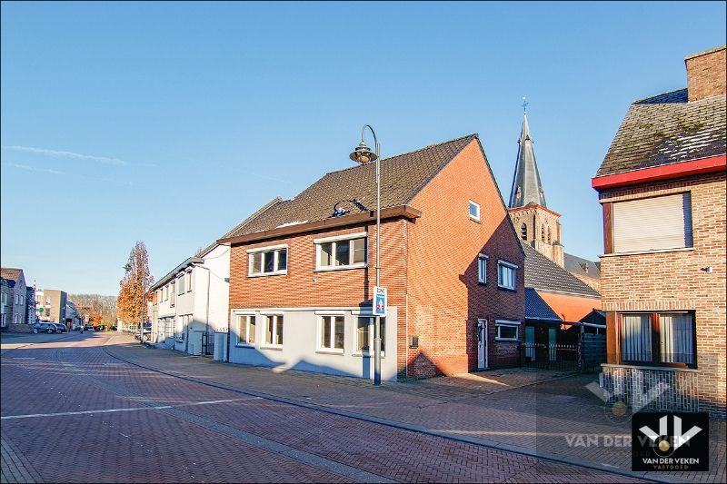 RUIME GEZINSWONING IN DE SCHADUW VAN DE KERKTOREN foto 2