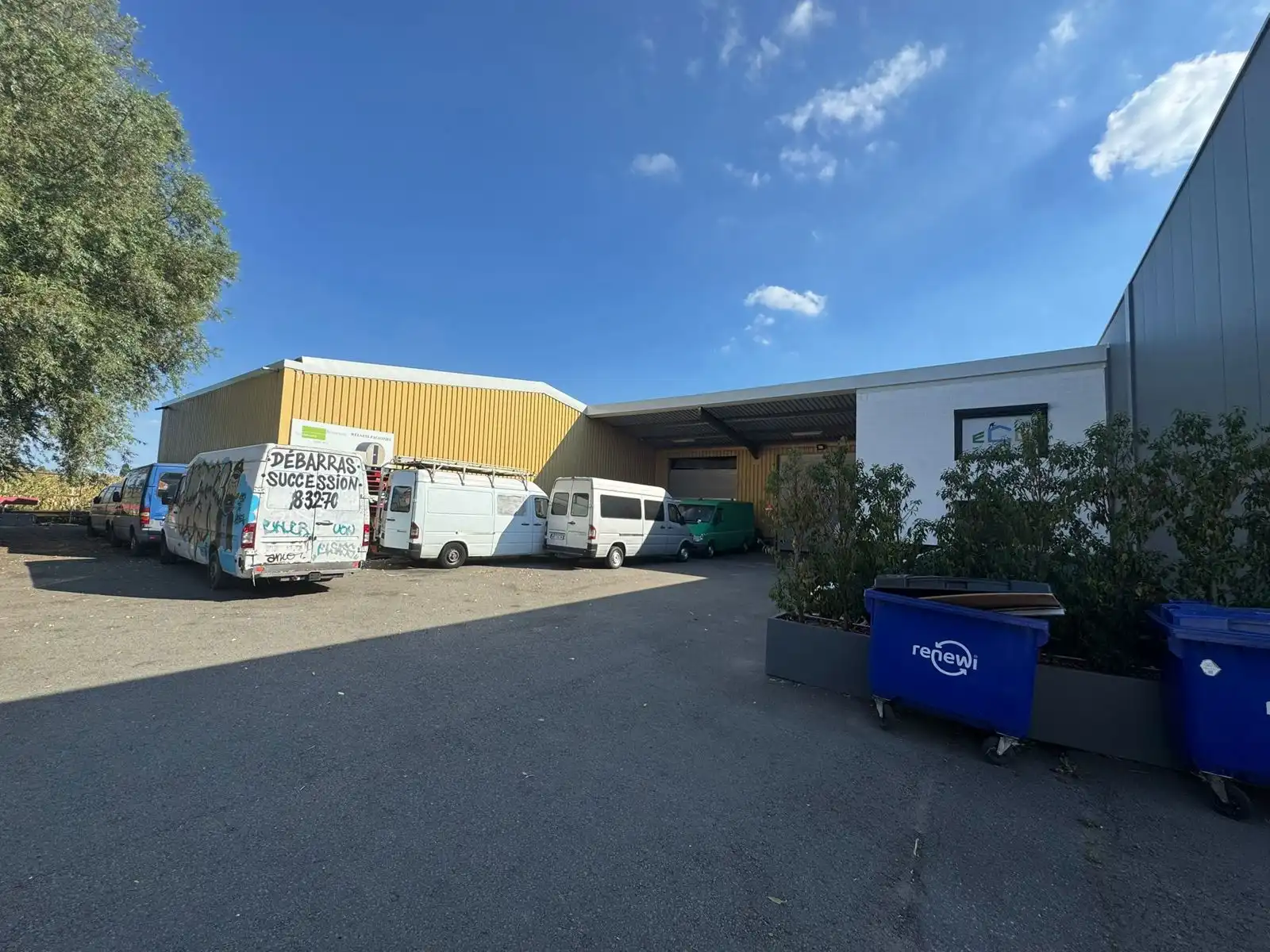 Magazijn met kantoor te huur – Aartselaar (568 m² + 155 m²) foto 2