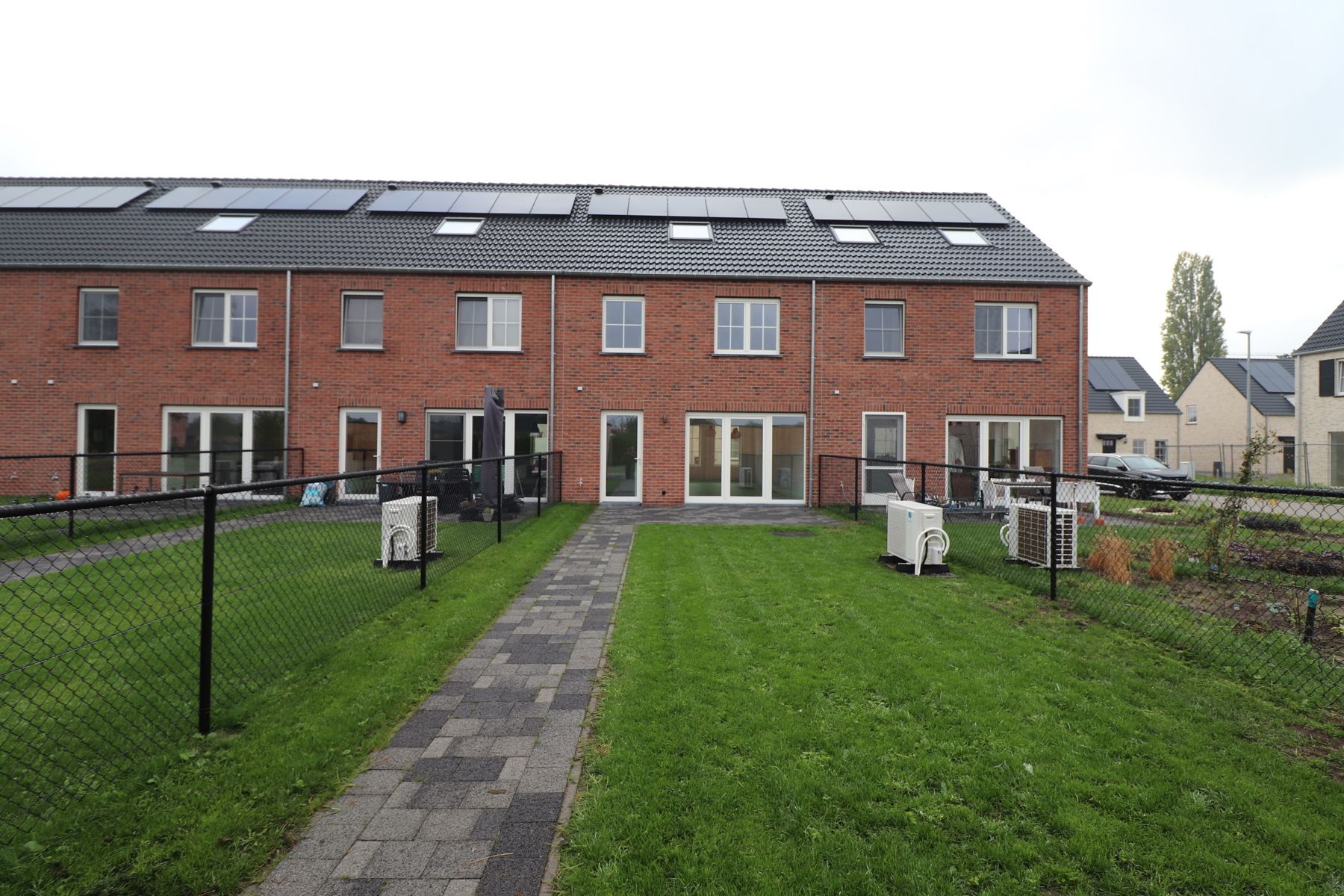 Nieuwbouwwoning met 3 slaapkamers, zolder, tuin en 2 autostaanplaatsen. foto 18