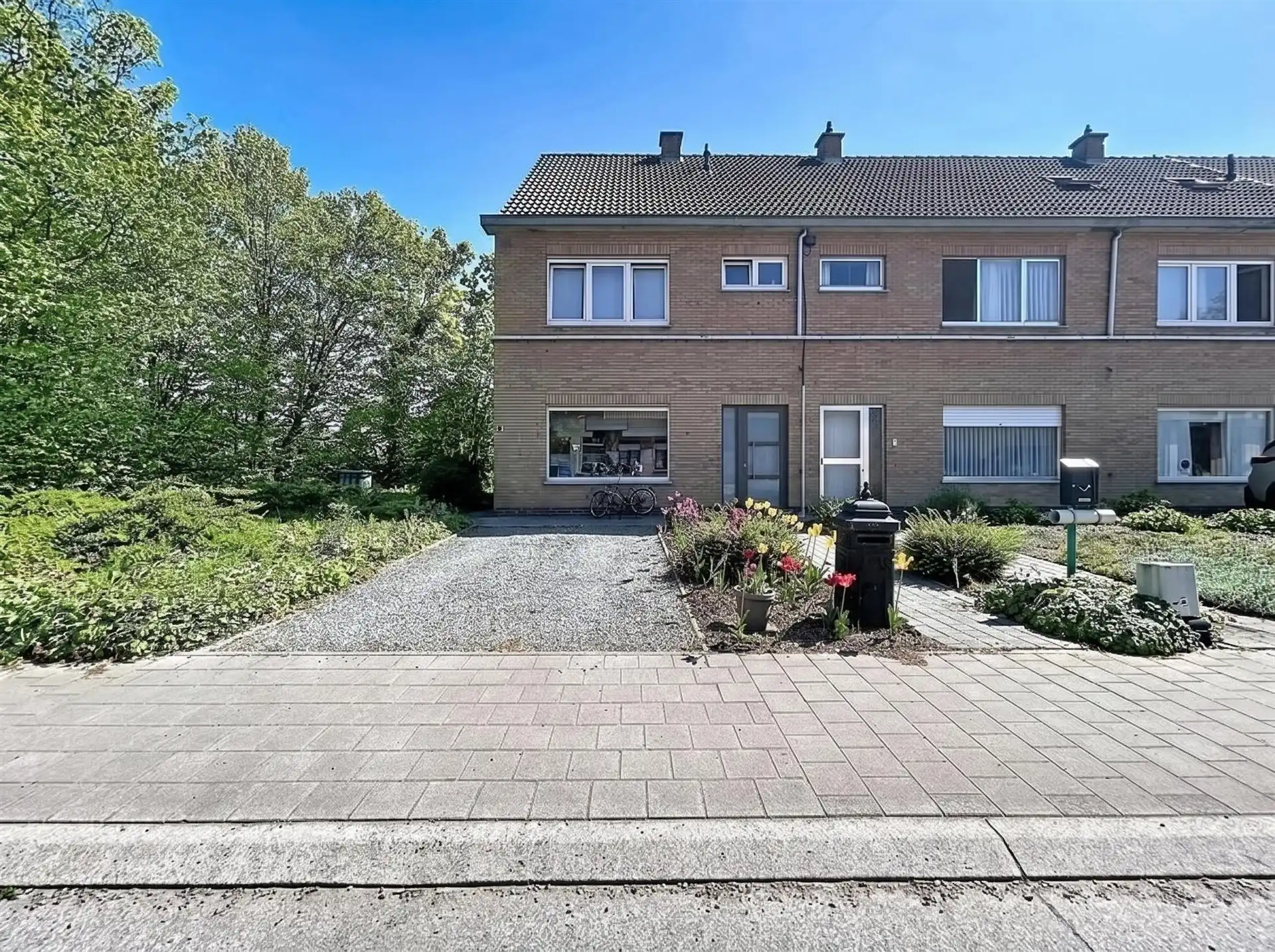 Half open bebouwing met 3 slaapkamers en garagebox op toplocatie!! foto 17