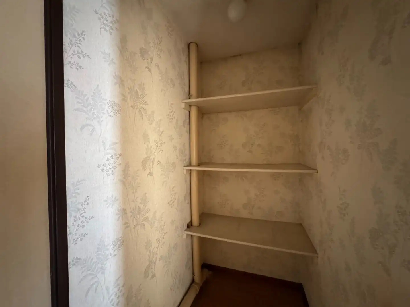 Te renoveren ruime gezinswoning met 5 slaapkamers op een rustige locatie te Heist. foto 14