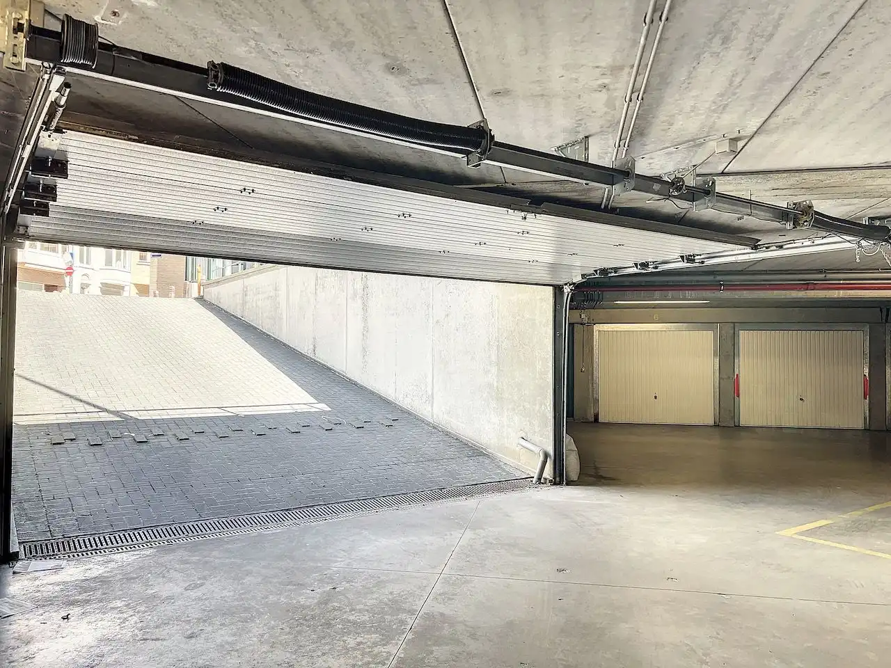 Afgesloten box, onder het plein De Kinkhoorn foto 3