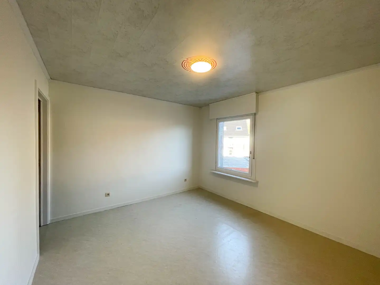 Gerenoveerde woning met 2 slaapkamers, terras, garage & staanplaats te Roeselare! foto 16