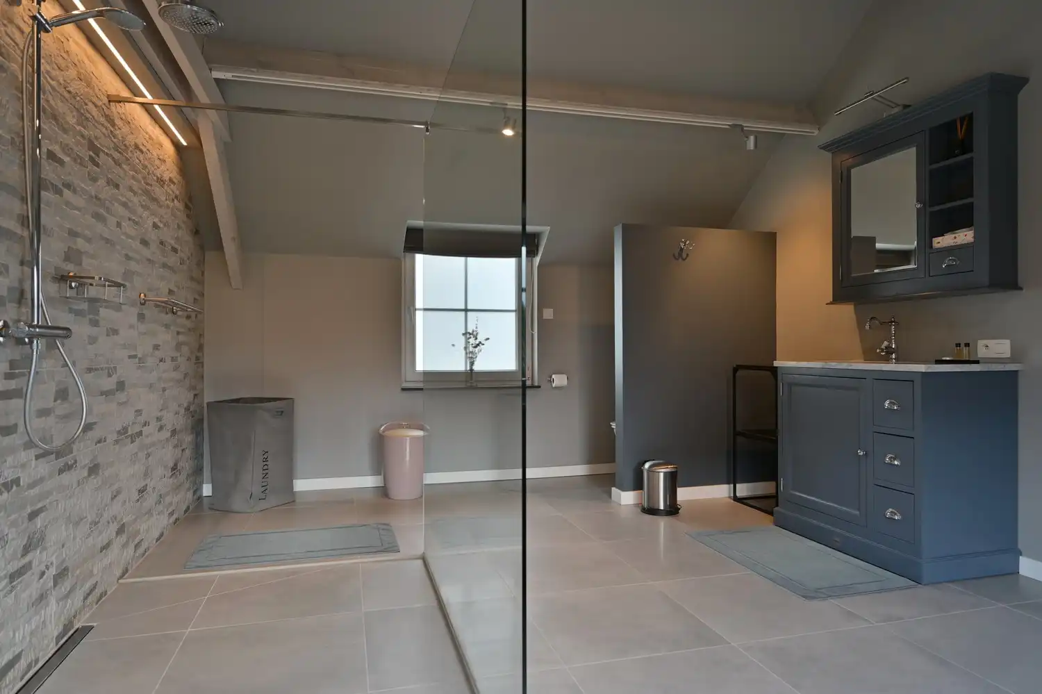 Karaktervolle woning met B&B in Veldwezelt foto 28