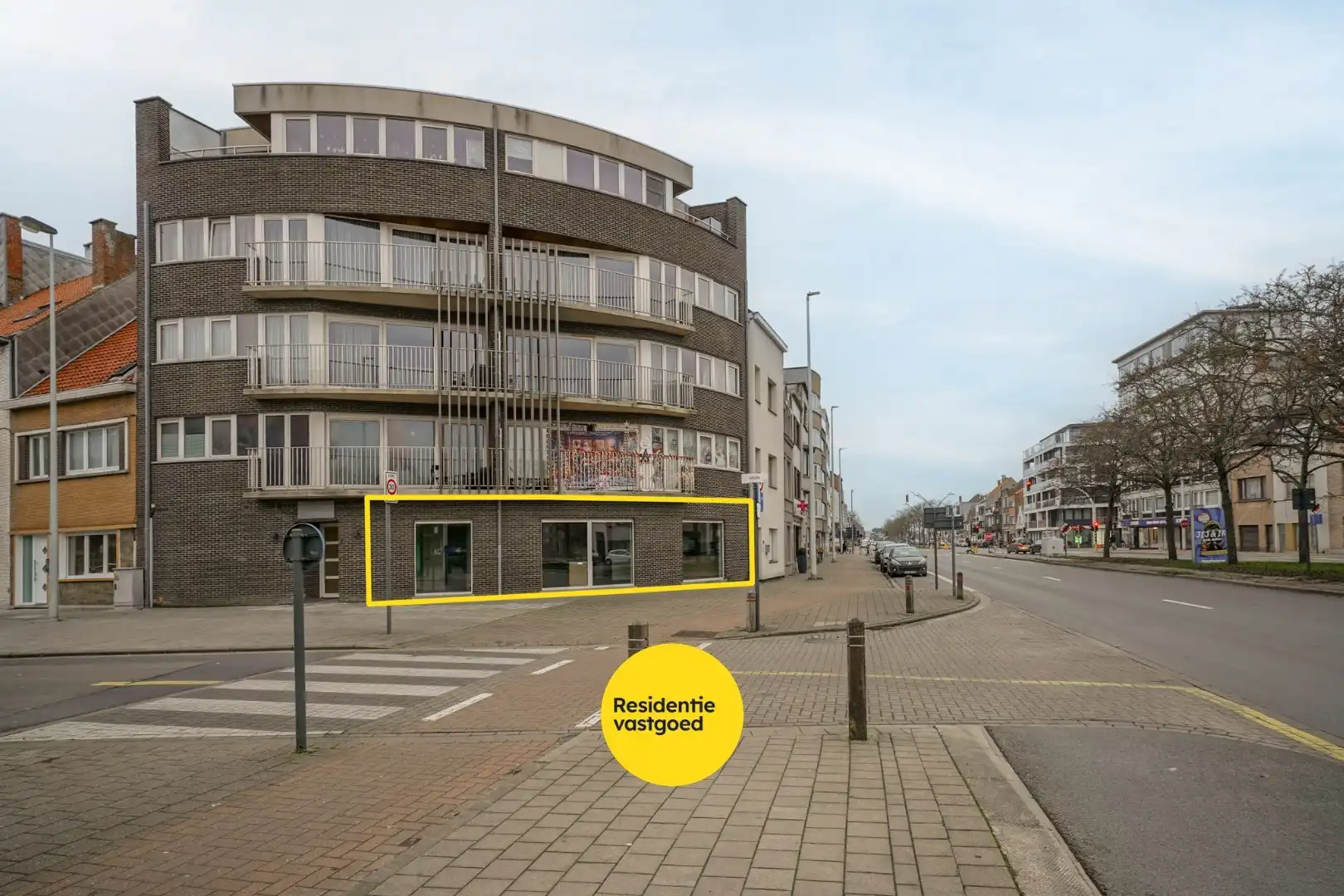 Instapklaar handelsgelijkvloers met sterke visibiliteit te Oostende foto {{pictureIndex}}