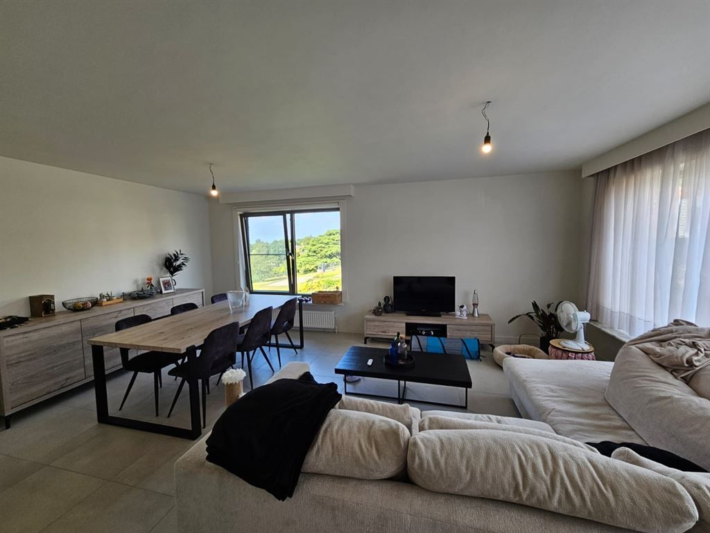 Goedgelegen en volledig vernieuwd appartement foto 3