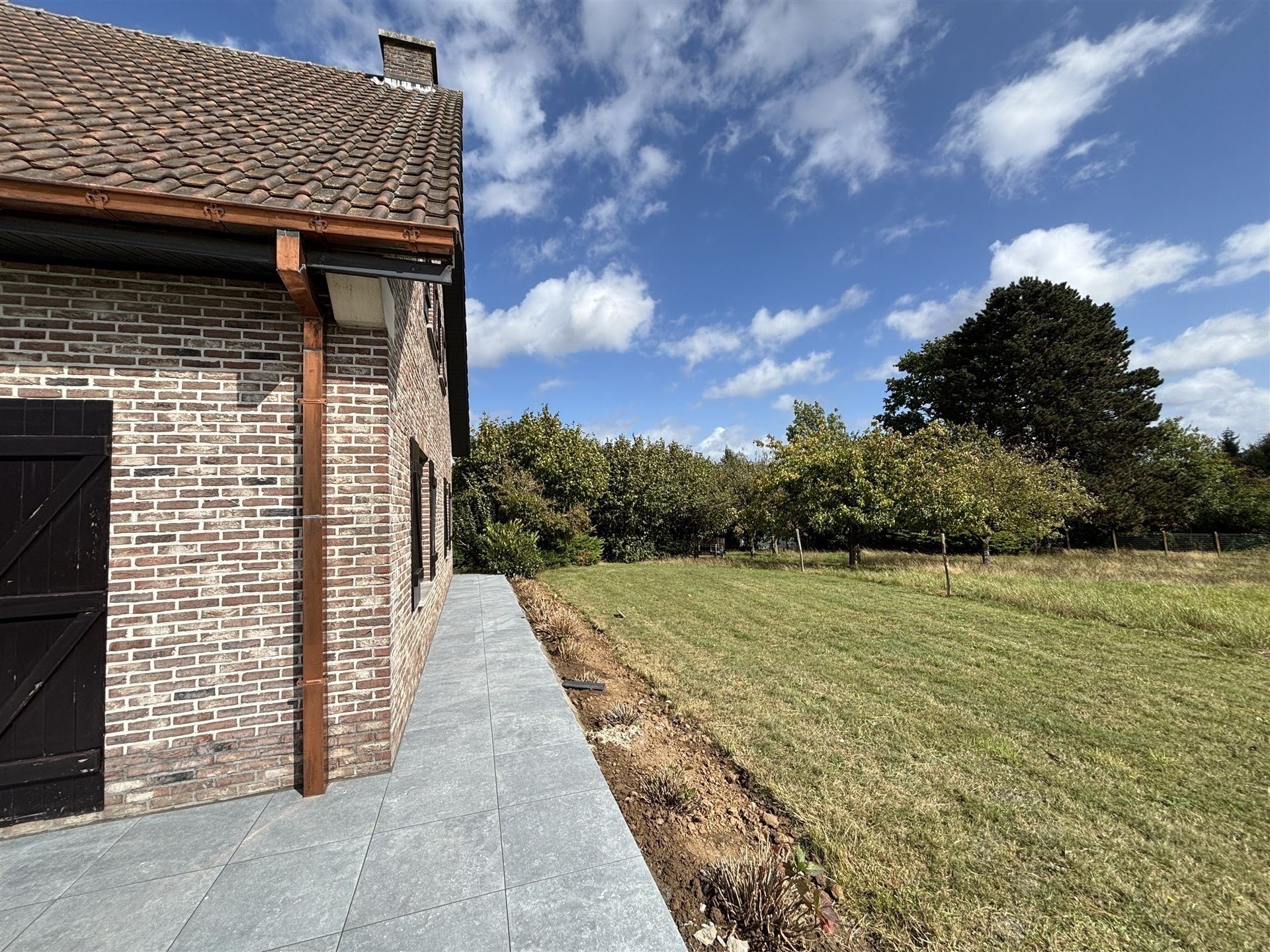 Ruime woning met grote tuin in een rustige straat foto 5