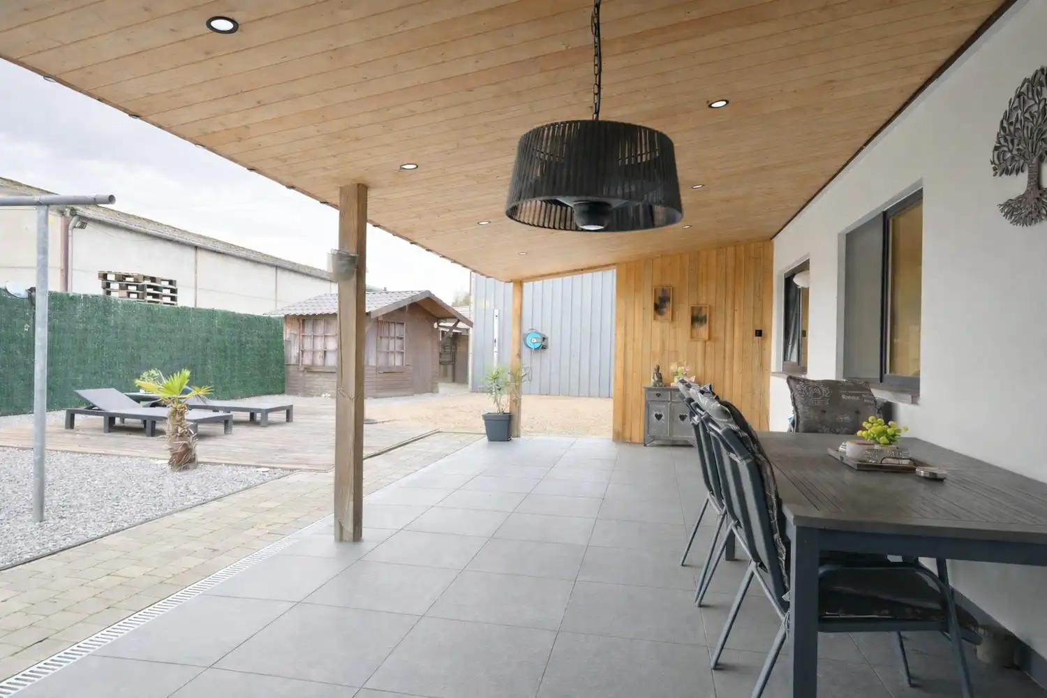 Woning met bedrijfshal op volledig omheind perceel foto 10