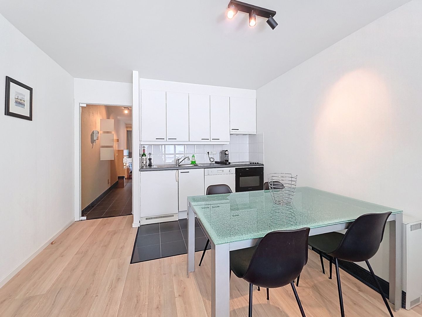 Gemeubeld en instapklaar type doorloper appartement in de winkelstraat van Nieuwpoort. foto 5