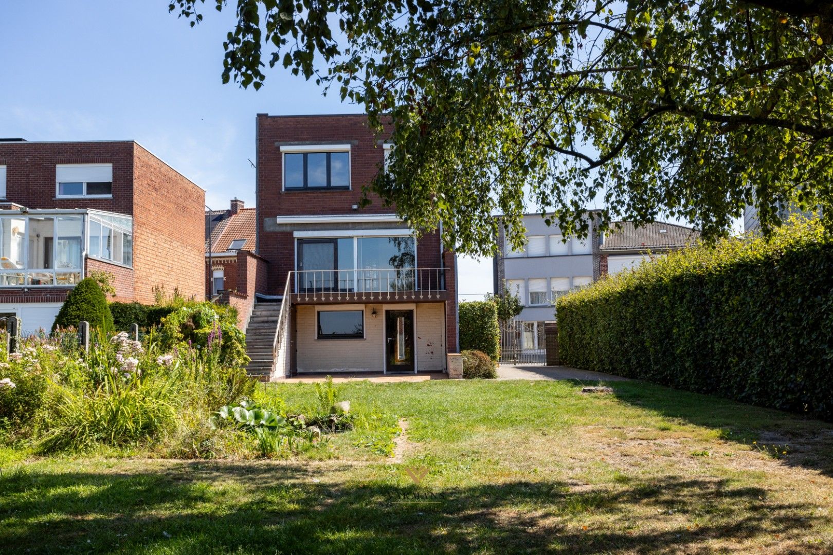 Woning met 3 slaapkamers en grote dubbele garage op prachtige locatie. foto 26