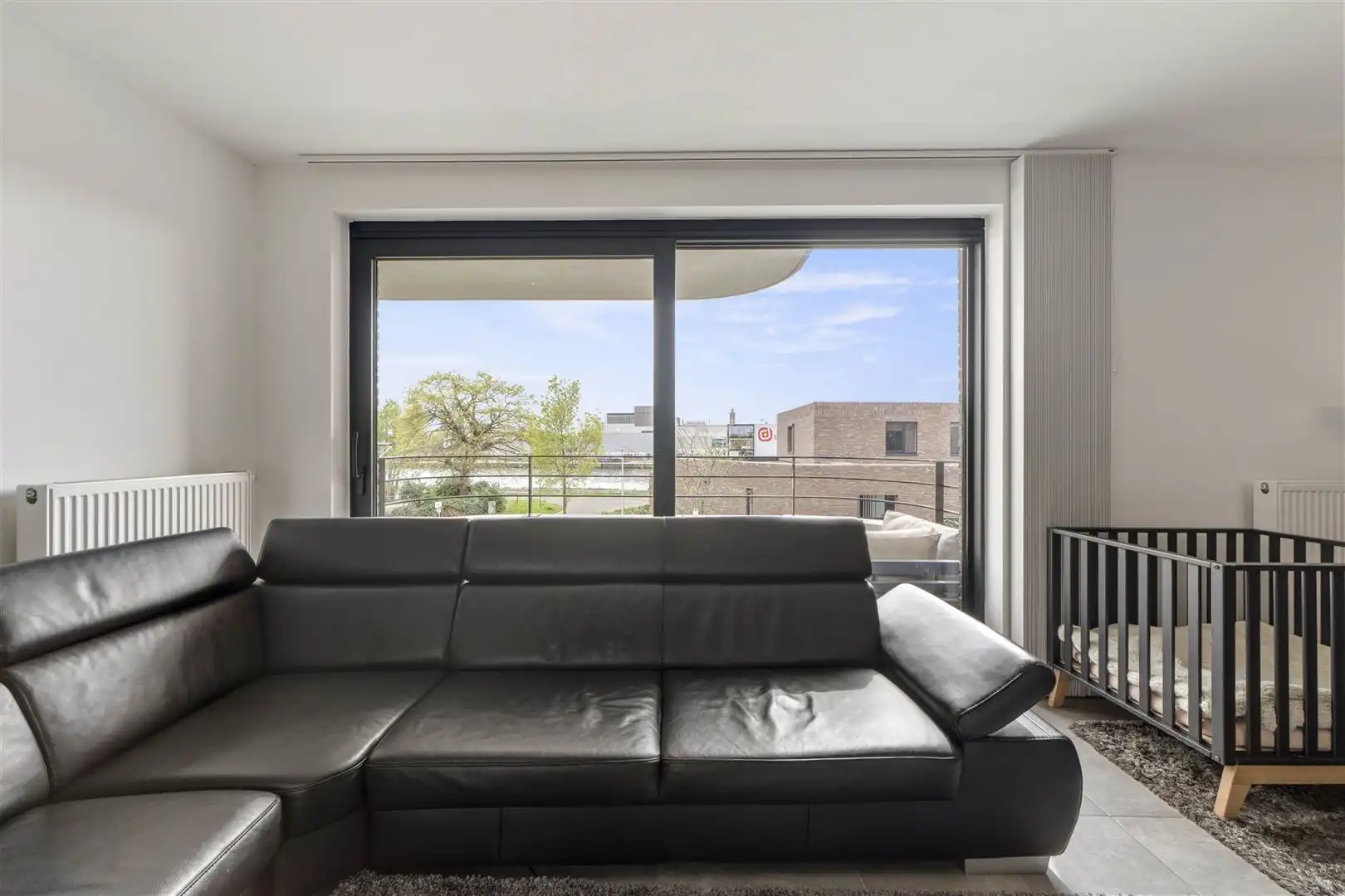 TE KOOP: Stijlvol appartement met zuidgericht terras én kanaalzicht in Hasselt! foto 5