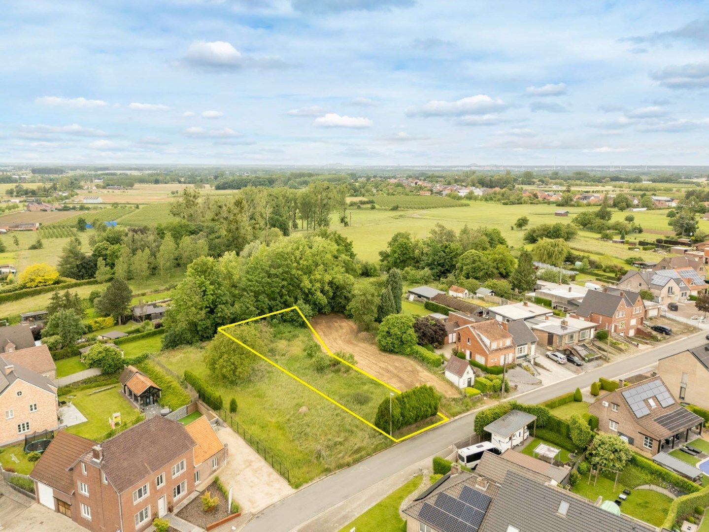 Gunstig gelegen perceel bouwgrond voor halfopen bebouwing op 7a 58ca, vlakbij het centrum van Hoeselt  foto {{pictureIndex}}