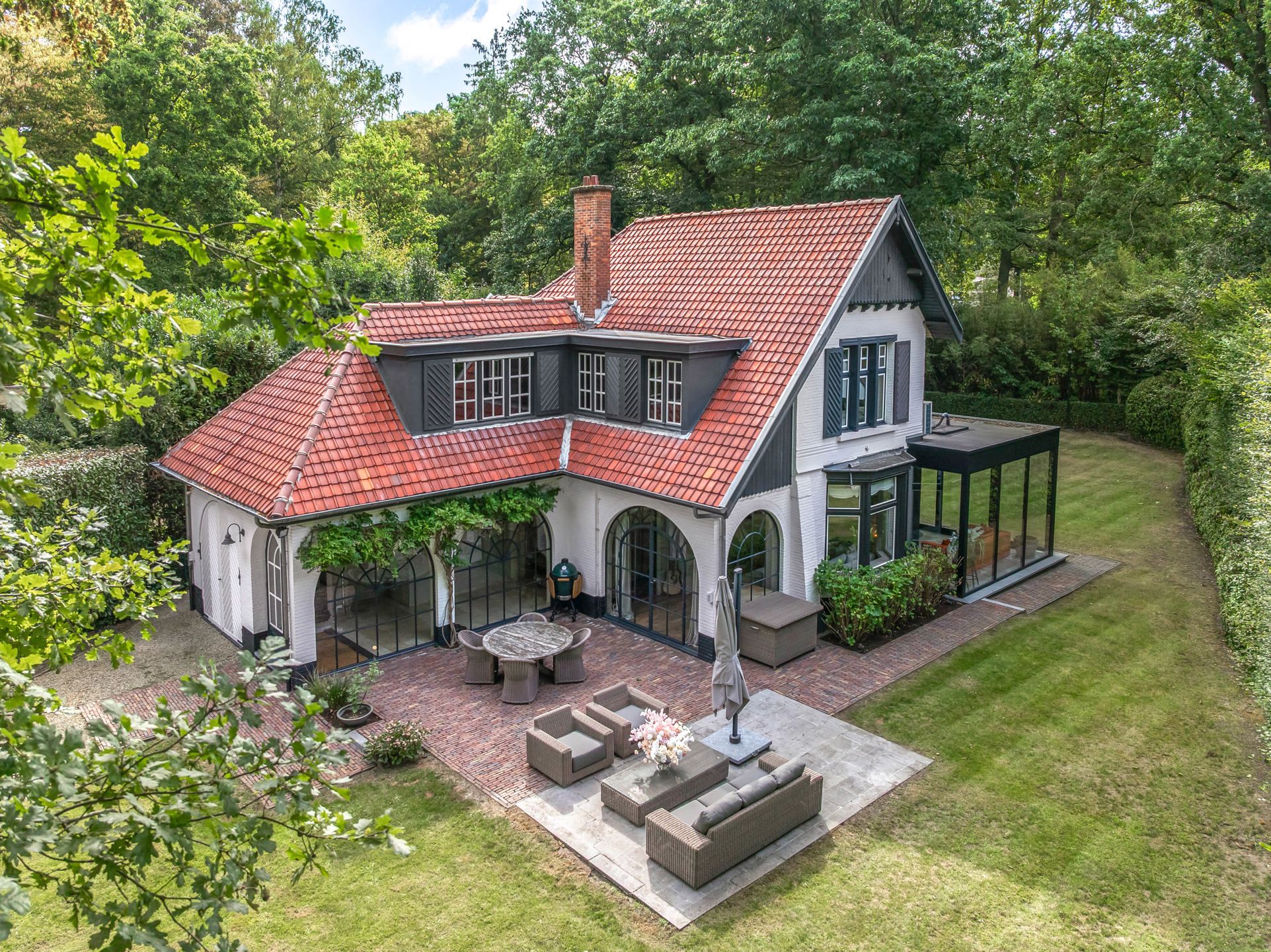 Hoofdfoto van de publicatie: Karaktervolle villa op ca 1.780 m² met bijgebouw en garage