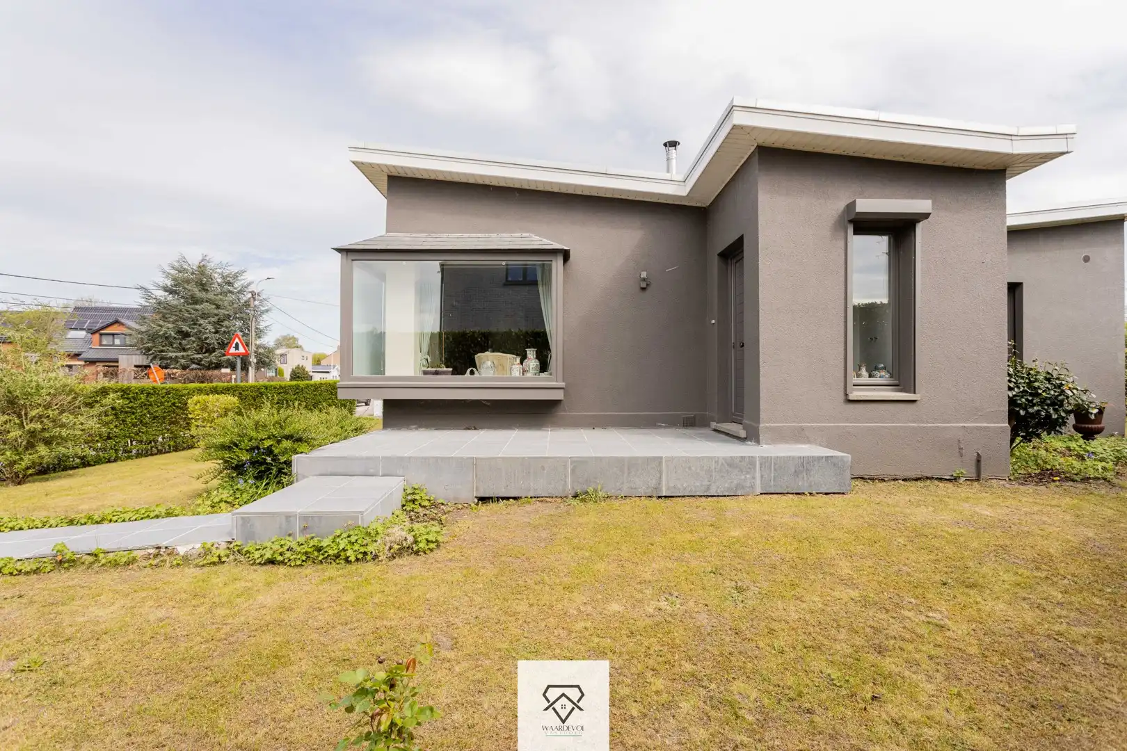 Uitstekend gelegen bungalow met ruimte en potentieel te Drongen foto 2