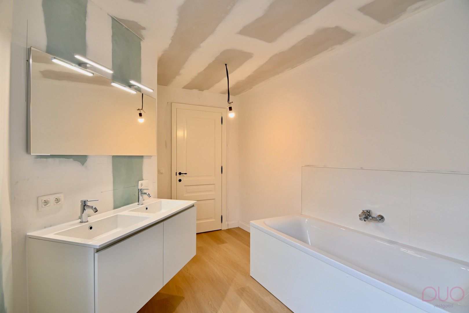 Instapklare herenwoning in het hartje van Sint-Truiden met 6 slaapkamers foto 16