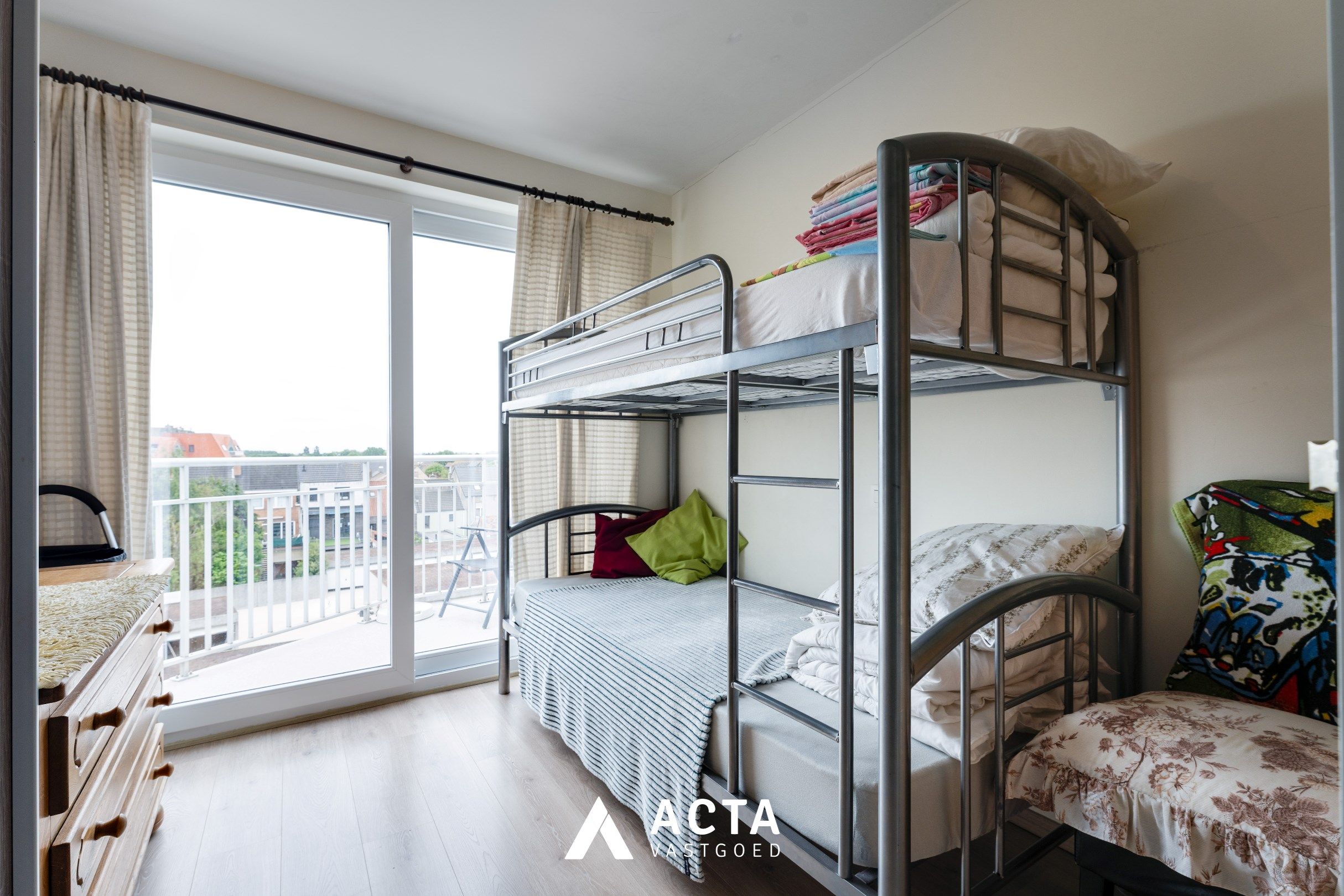 Instapklaar appartement met twee slaapkamers op de vierde verdieping in Mariakerke foto 8