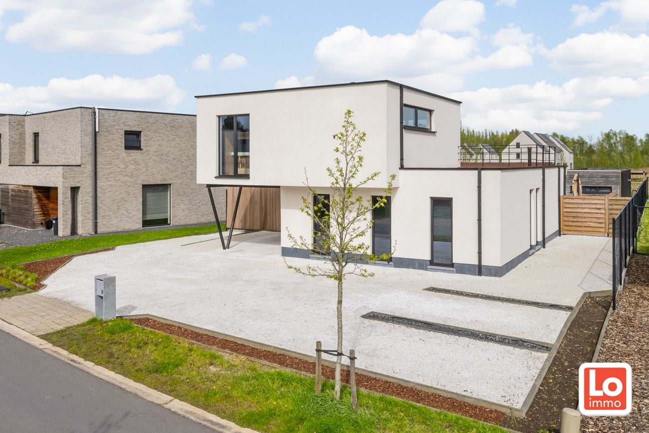 Instapklare recente woning met carport op een rustige en toch heel centrale locatie op de grens Oostakker, Destelbergen en Lochristi. foto 1