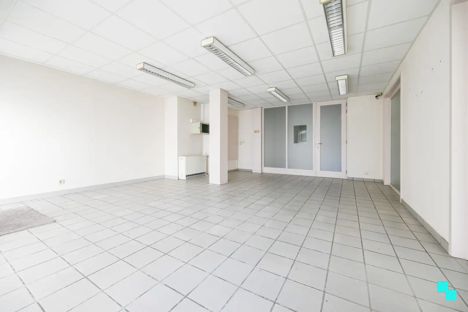 Commerciële ruimte van 114 m² met garagebox in centrum Izegem foto 2