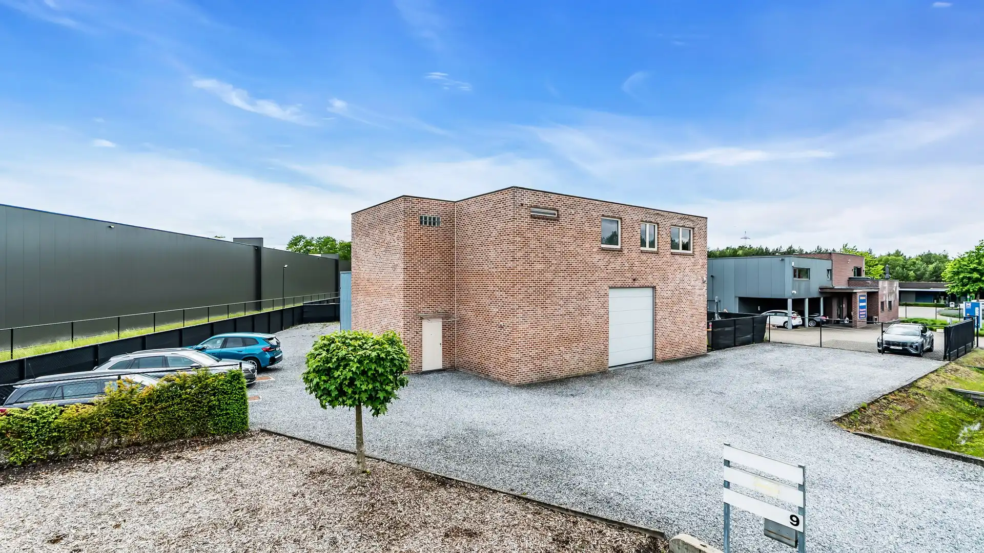 Multifunctioneel KMO-pand met magazijn en woongelegenheid te As foto 2