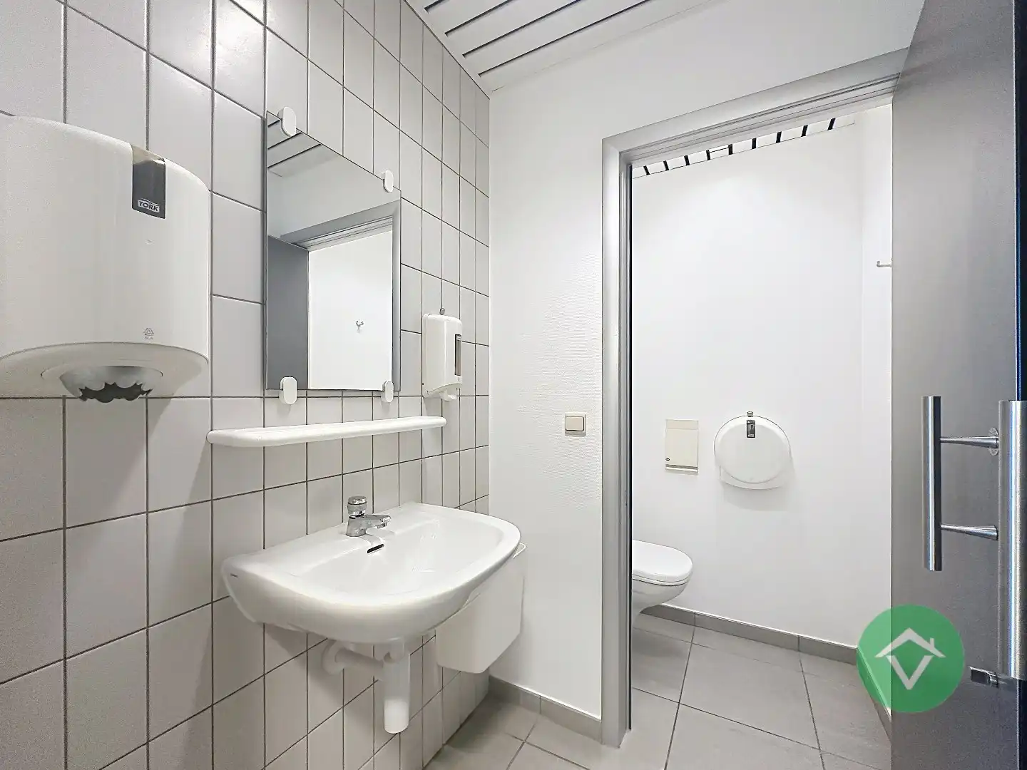 Commerciële toplocatie in Vleteren met burelen, vergaderruimtes en parking foto 19