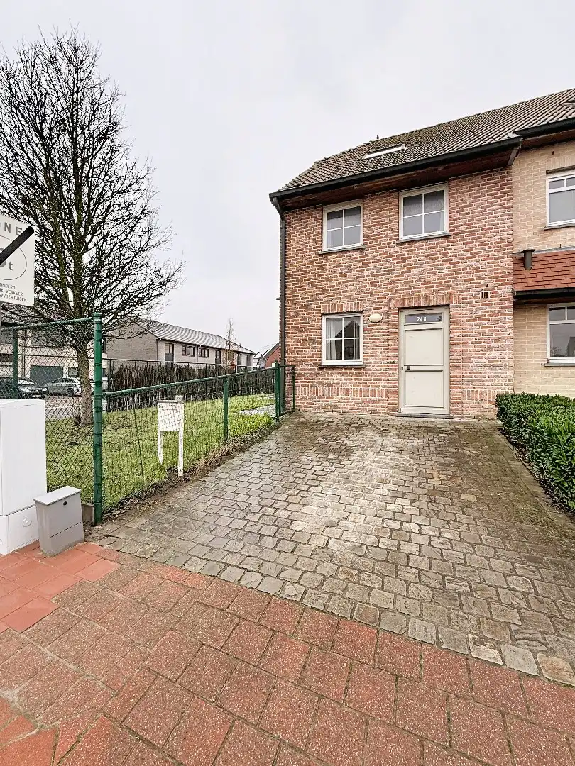 Half-open woning met 4 slaapkamers, tuin en garage in centrum van Zarren foto {{pictureIndex}}