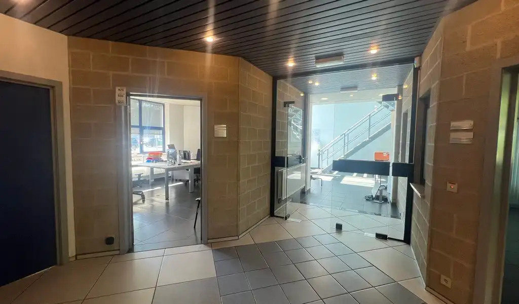 Logistiek bedrijfspand te huur in de haven van Gent foto 18