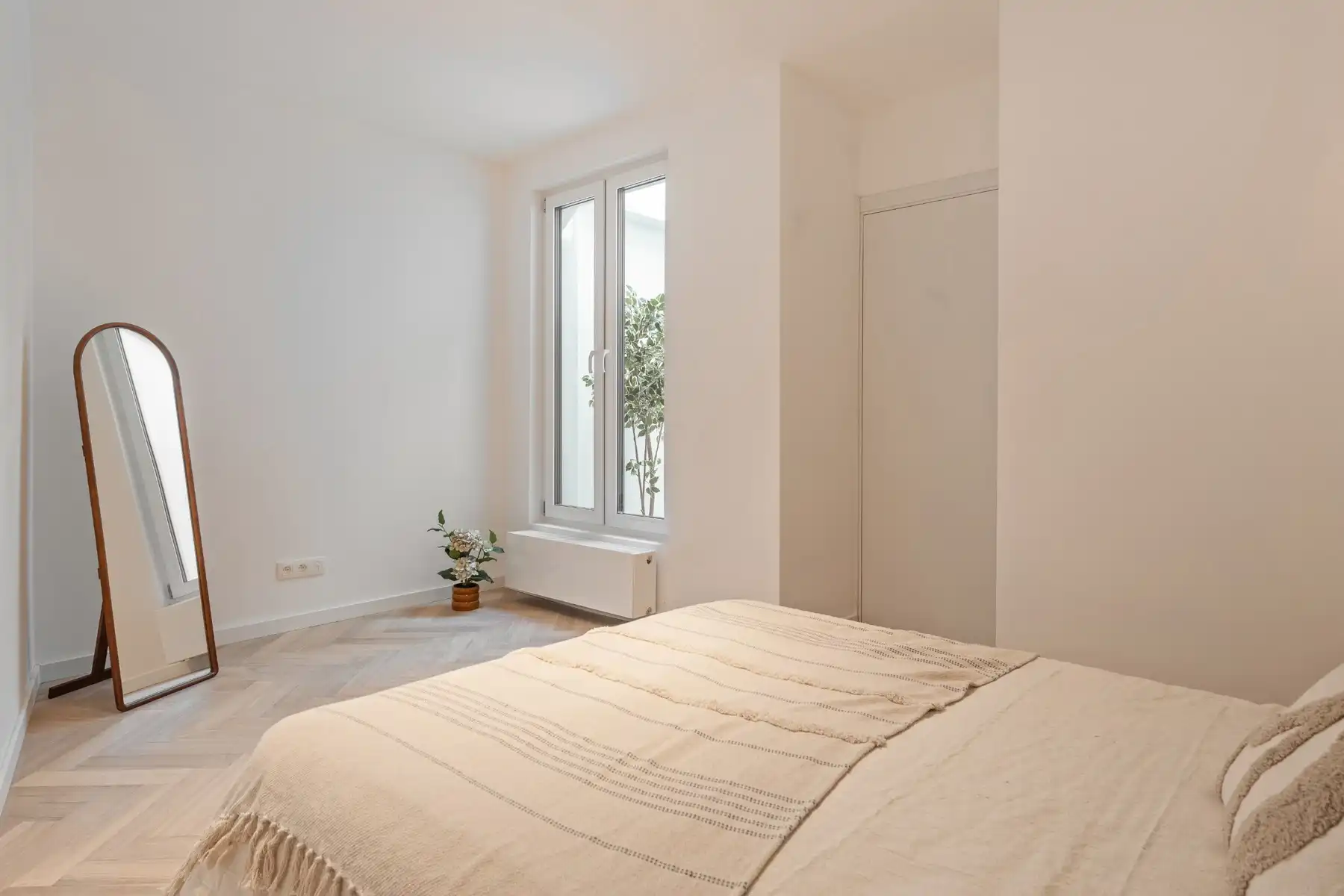 Stijlvol gerenoveerd appartement met stadskoer in Zurenborg foto 16