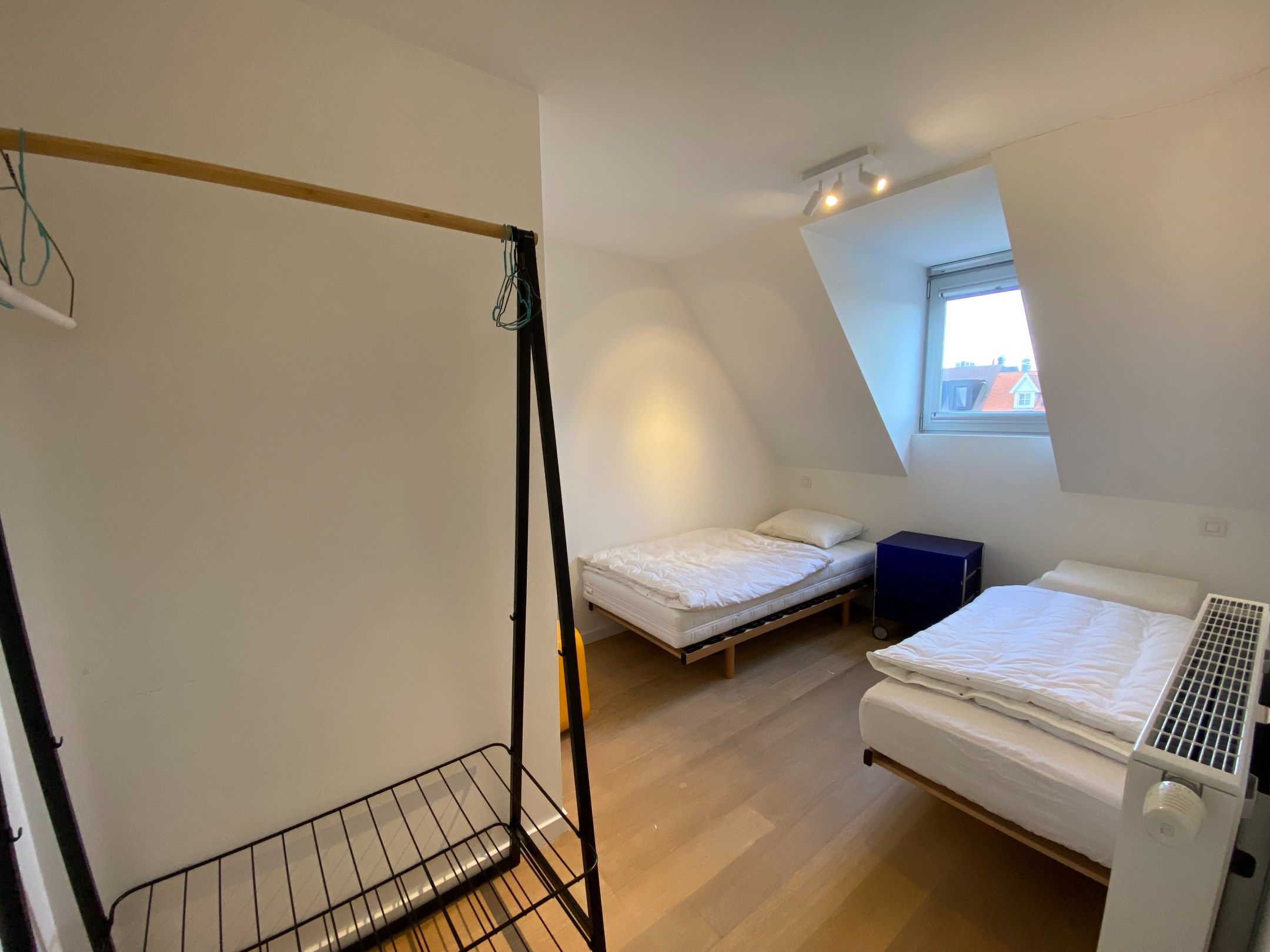 GEMEUBELD - Duplex appartement met 3 volwaardige slaapkamers en twee ruime zongerichte terrassen met open zichten, gelegen aan de zonnekant van de Lippenslaan.  foto 22