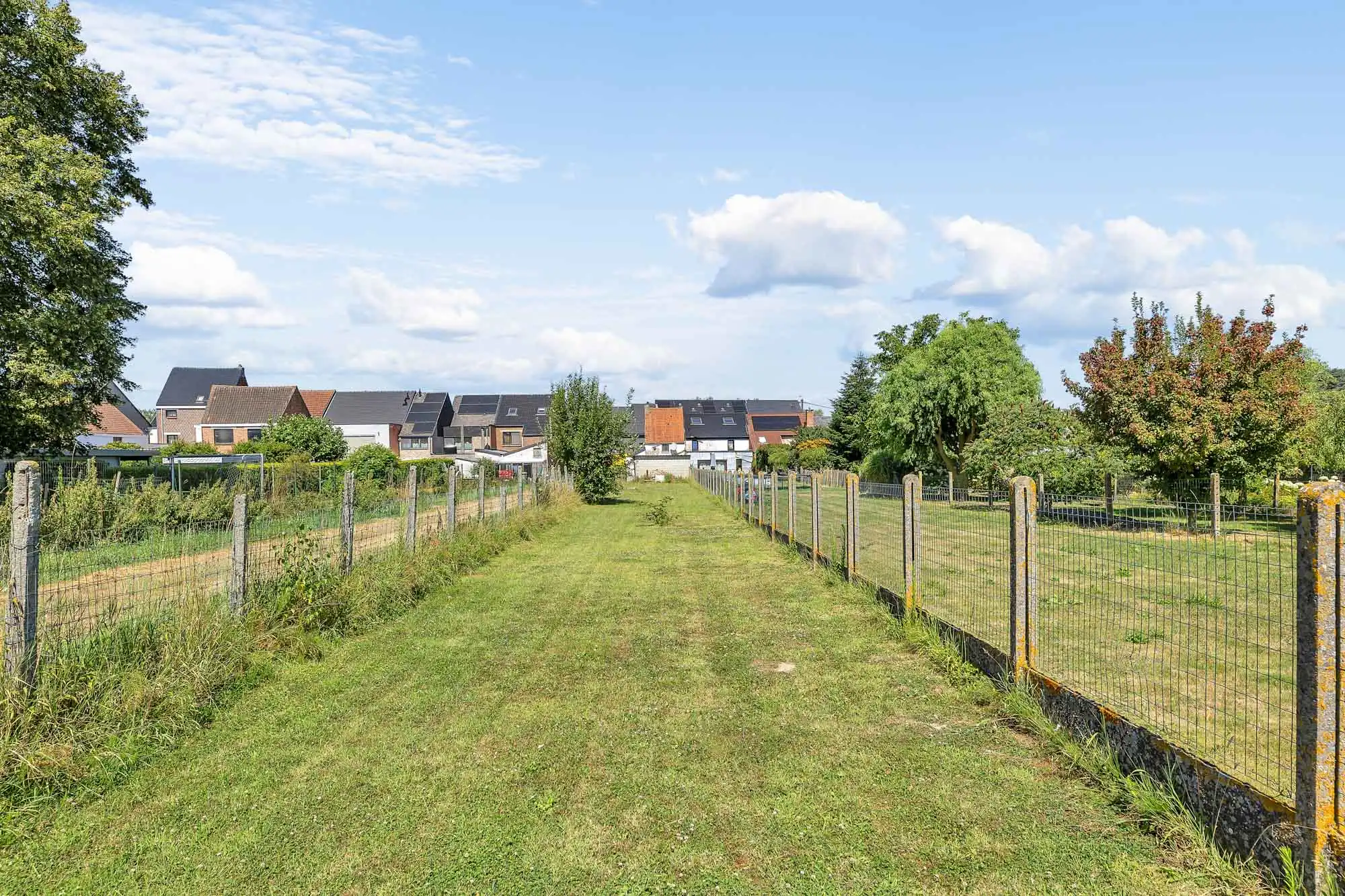 Te renoveren woning met veel potentieel en prachtige tuin foto 17