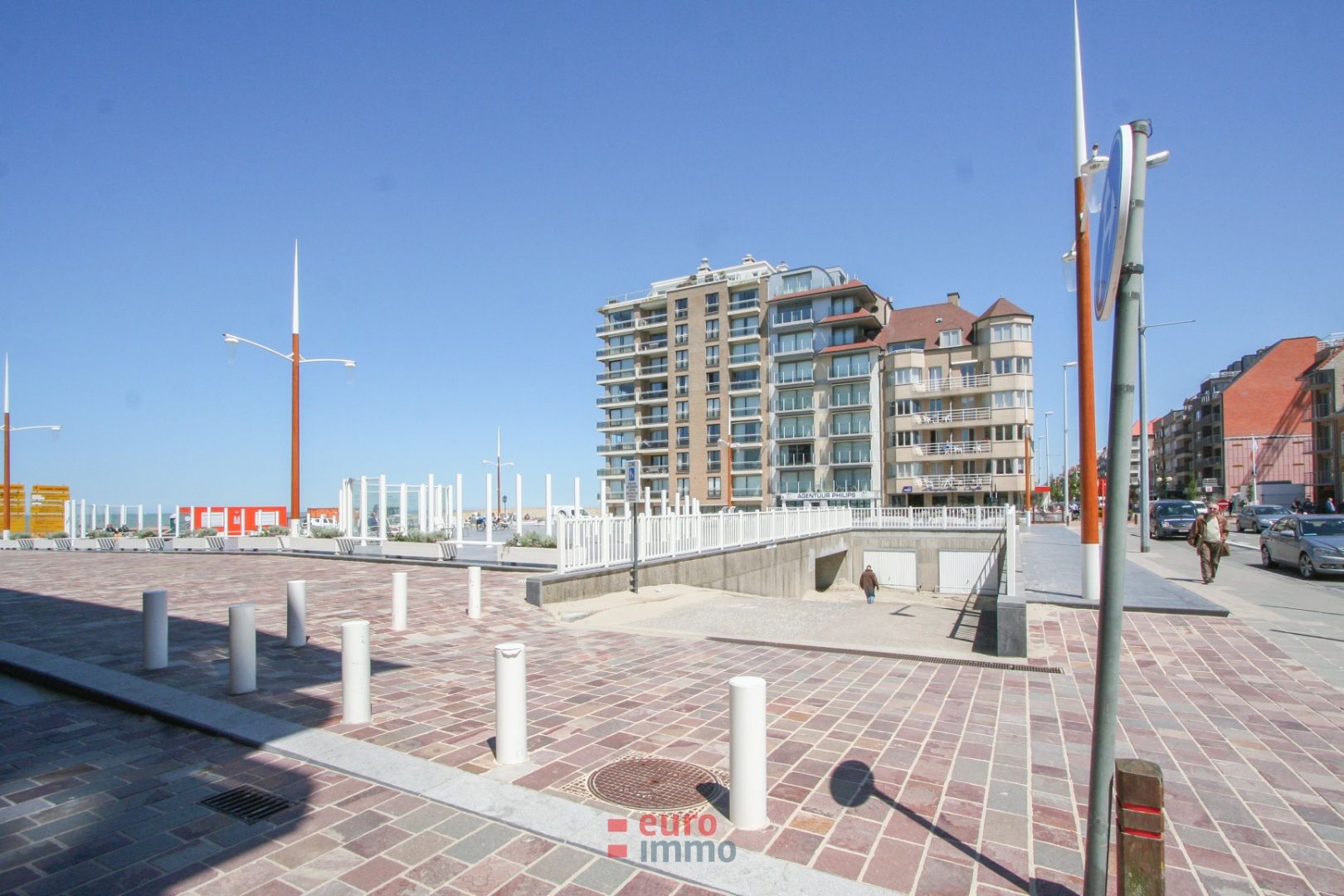 Centraal gelegen garagebox met nieuwe sectionaalpoort. foto 3