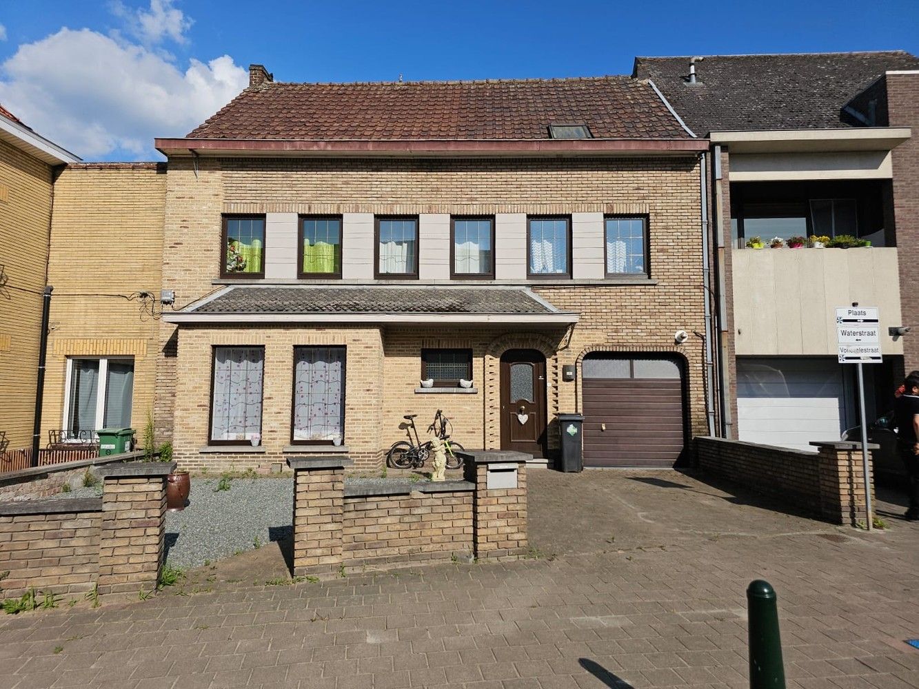 Hoofdfoto van de publicatie: Ruime woning met tuin, 4 slaapkamers en 2 garages
