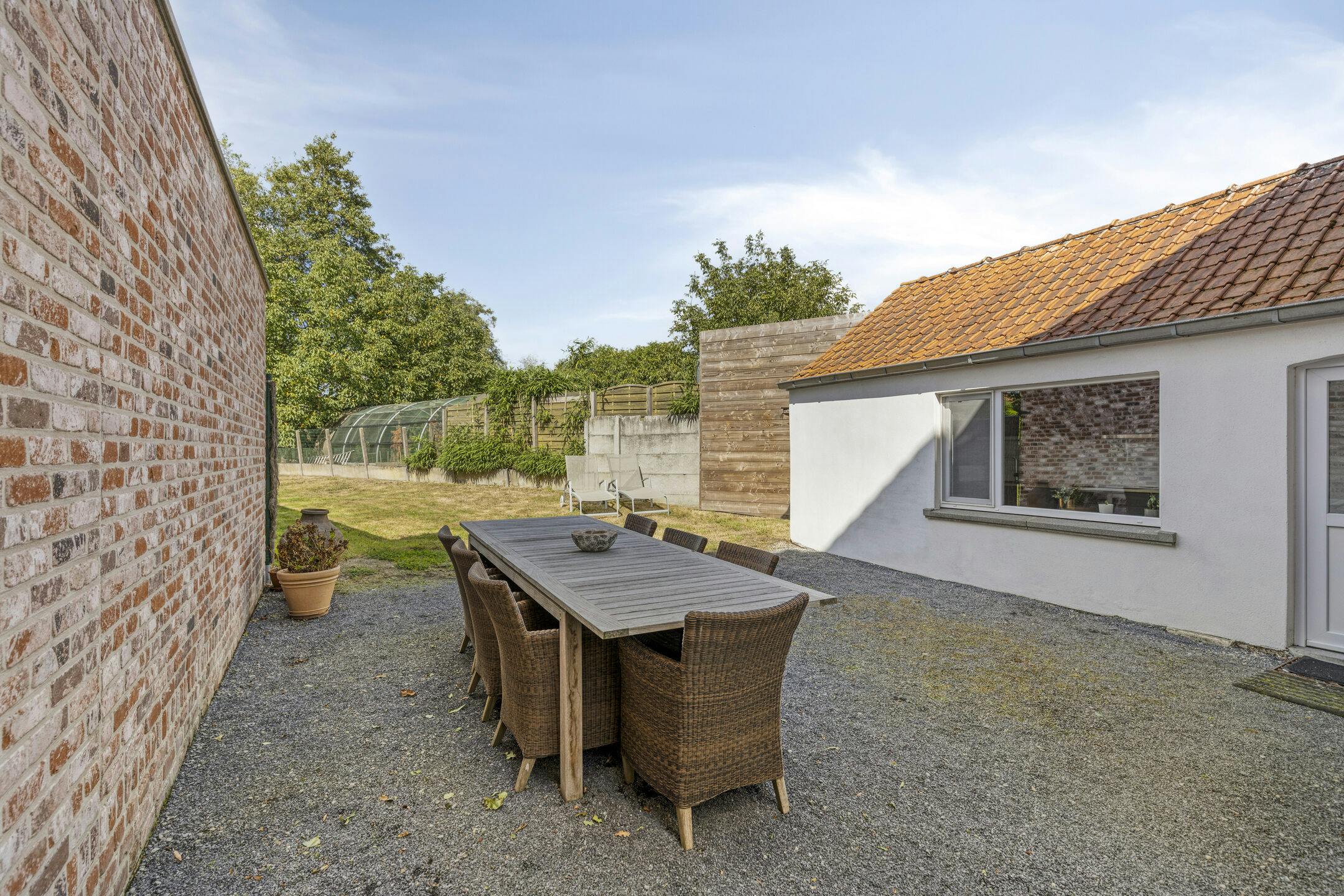 Ruime en recent gerenoveerde gezinswoning in Ardooie met tuin en garage foto 13